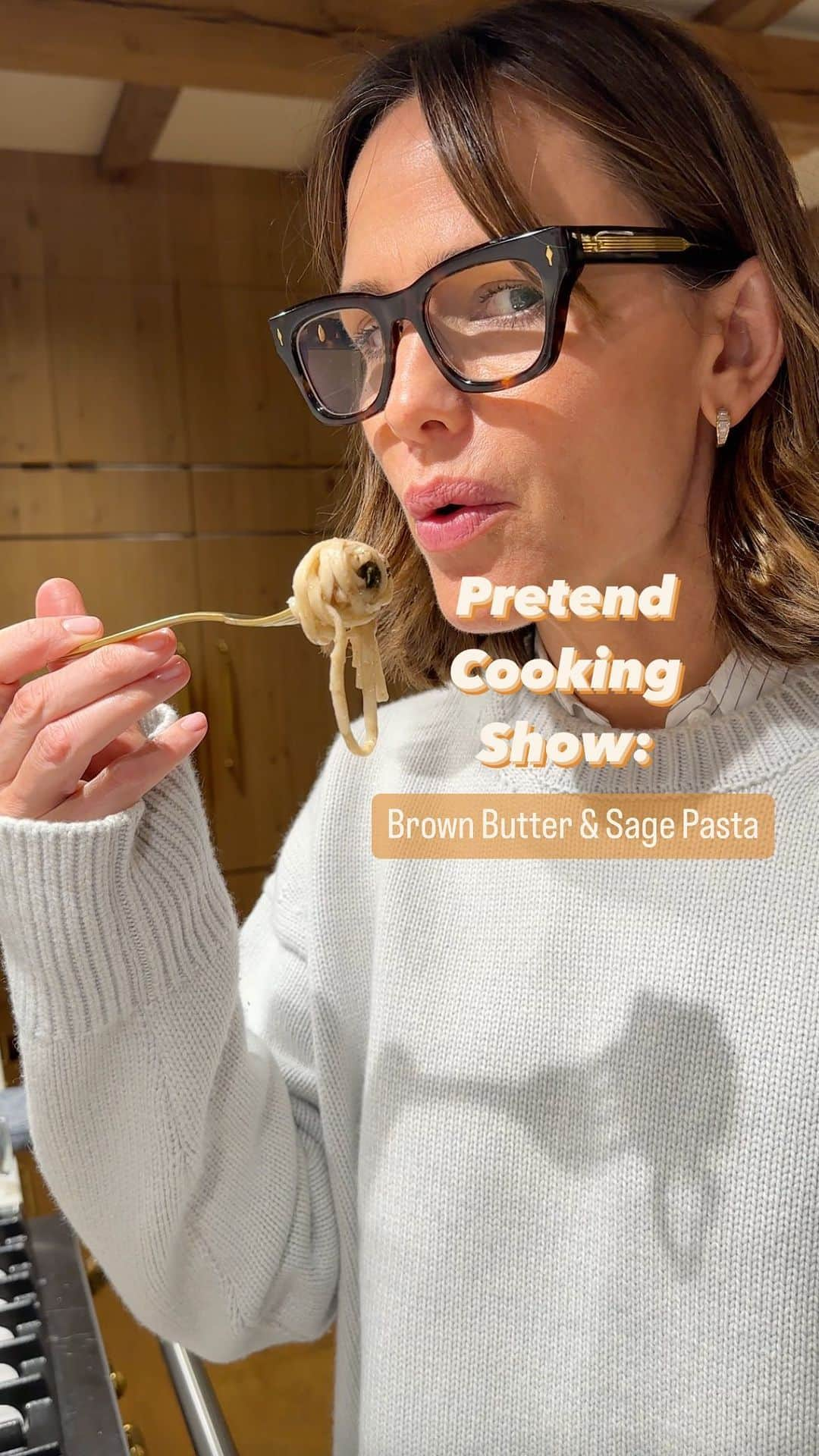 ジェニファー・ガーナーのインスタグラム：「#PretendCookingShow: Brown Butter & Sage Pasta. 🍝 Sometimes, during a quiet take on #TheLastThingHeToldMe set last summer, chunks of @lauradaveauthor’s book played back in my mind like an inner monologue. I really love her writing (although I edited the heck out of this scene here, pardon me, Queen). And, not for nothing, I really love this @poggiotrattoria inspired pasta, which is ready in the time it takes to prepare the noodles. . Hannah’s Brown Butter & Sage Pasta from #TheLastThingHeToldMe  Ingredients: - ½ lb linguine pasta - 4 Tbsp unsalted butter - 12 fresh sage leaves - ½ lemon, juiced - ¾ cup (or more🙋🏻‍♀️) freshly grated Parmigiana Reggiano - Kosher salt and freshly ground black pepper . Directions: 1. Cook pasta according to package directions. Drain, reserving ½ cup cooking water. Return pasta to pot. 2. In a medium skillet over medium heat, melt butter. Add sage leaves. Cook until butter browns and sage becomes almost crispy, ~7 mins. Stir in lemon juice. 3. Add to pasta and toss to coat. 4. Stir in pasta water. Cook over medium heat until water is absorbed. Stir in Parmesan cheese, salt and pepper. 5. Yum.」