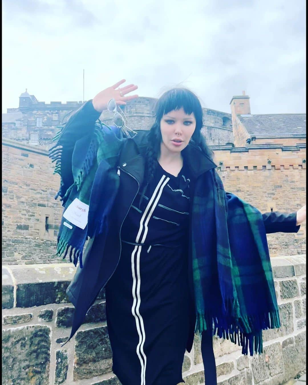 アリス・グラスさんのインスタグラム写真 - (アリス・グラスInstagram)「edinburgh ! see you tomorrow at @staganddagfest」4月29日 3時40分 - _alice_glass