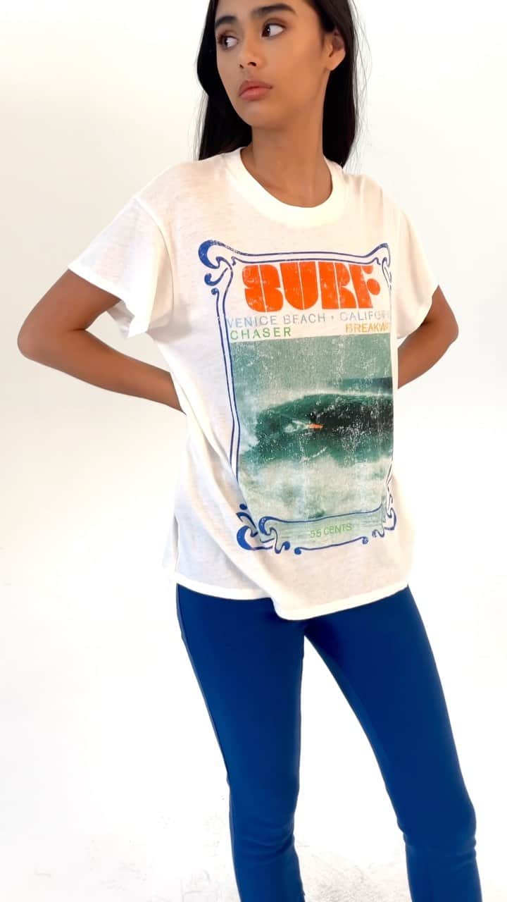 チェイサーのインスタグラム：「Dreamy @elliemariew in our Graphic Tee 🏄‍♀️  . #ootd #grwm #photoshoot #fyppage」