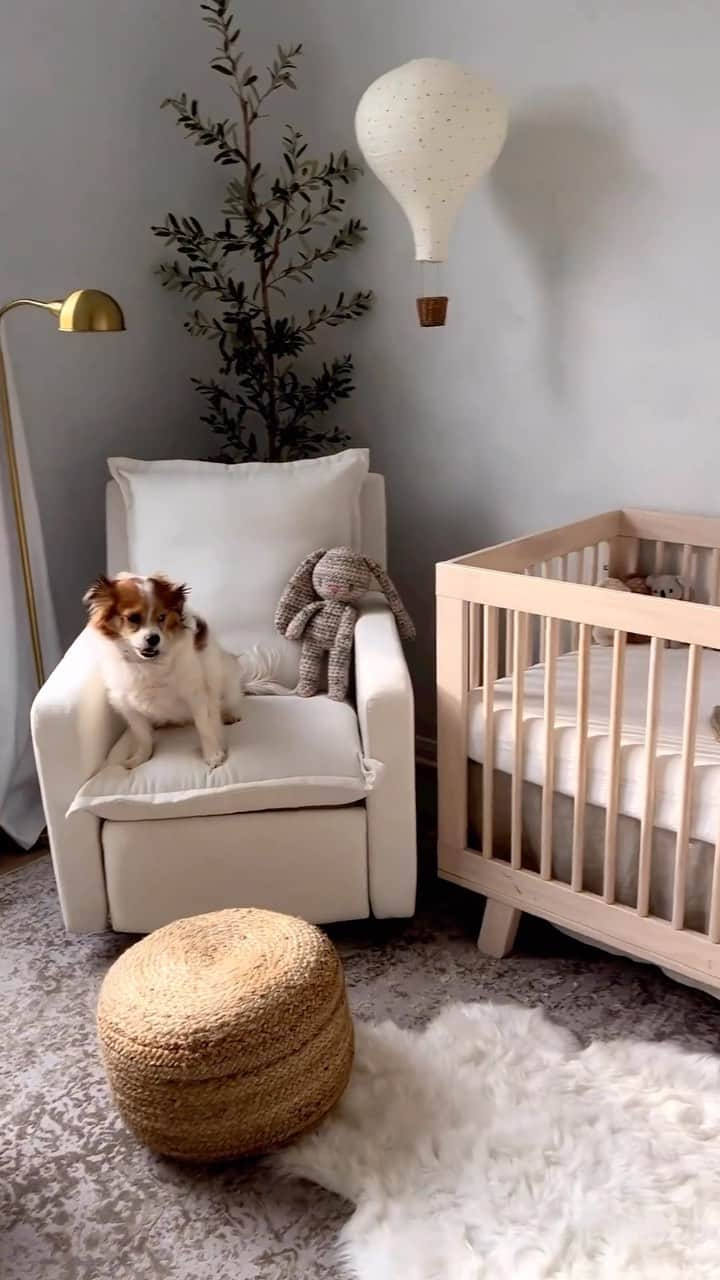 ジャスミン・トゥークスのインスタグラム：「Pausing your scroll with a sweet nursery reveal featuring our new (and definitely on-trend) @babyletto Hudson crib. Simple, stunning and statement-making, it also easily transitions to a toddler bed when the time comes. But let’s not rush things. 🤍  → Don’t forget to remove items from the crib before your kiddos go to sleep. 💤  📷: @teresatranwood + @kassiaphoy  #NurseryFurniture #NurseryInspo #NurseryDesign #BabyNursery」