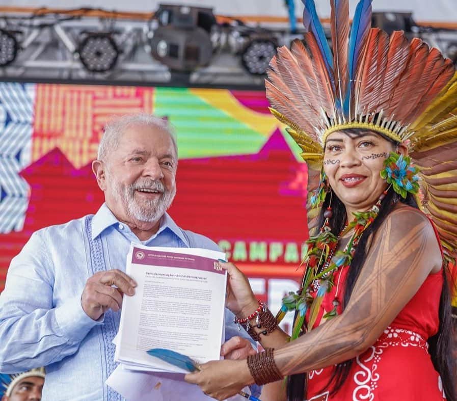 ジルマ・ルセフさんのインスタグラム写真 - (ジルマ・ルセフInstagram)「O presidente @LulaOficial assinou, nessa sexta-feira (28), a demarcação de seis territórios indígenas: Arara do Rio Amônia, Tremembé da Barra do Mundaú; Rio dos Índios; Avá-Canoeiro; Kariri-Xocó e Uneiuxi.  O Brasil voltou a respeitar seus povos originários e retomou políticas indigenistas.   Além de ministros como @marinasilvaoficial, do @ministerio_do_meioambiente, e autoridades como @joeniawapichana, presidente da @funaioficial, também estava presente o cacique Raoni Metuktire, líder indígena histórico do país que, em 1º de janeiro, subiu a rampa do Palácio do Planalto junto com Lula e outros representantes do povo brasileiro.  📷 @ricardostuckert」4月29日 3時45分 - presidenciadobrasil