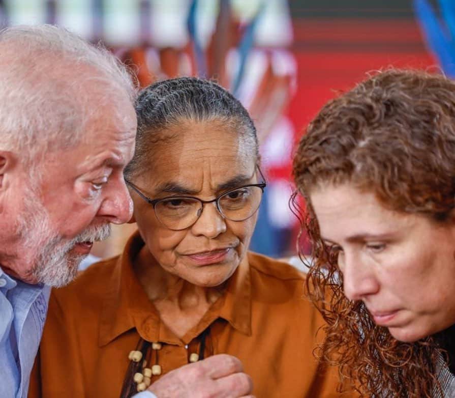 ジルマ・ルセフさんのインスタグラム写真 - (ジルマ・ルセフInstagram)「O presidente @LulaOficial assinou, nessa sexta-feira (28), a demarcação de seis territórios indígenas: Arara do Rio Amônia, Tremembé da Barra do Mundaú; Rio dos Índios; Avá-Canoeiro; Kariri-Xocó e Uneiuxi.  O Brasil voltou a respeitar seus povos originários e retomou políticas indigenistas.   Além de ministros como @marinasilvaoficial, do @ministerio_do_meioambiente, e autoridades como @joeniawapichana, presidente da @funaioficial, também estava presente o cacique Raoni Metuktire, líder indígena histórico do país que, em 1º de janeiro, subiu a rampa do Palácio do Planalto junto com Lula e outros representantes do povo brasileiro.  📷 @ricardostuckert」4月29日 3時45分 - presidenciadobrasil