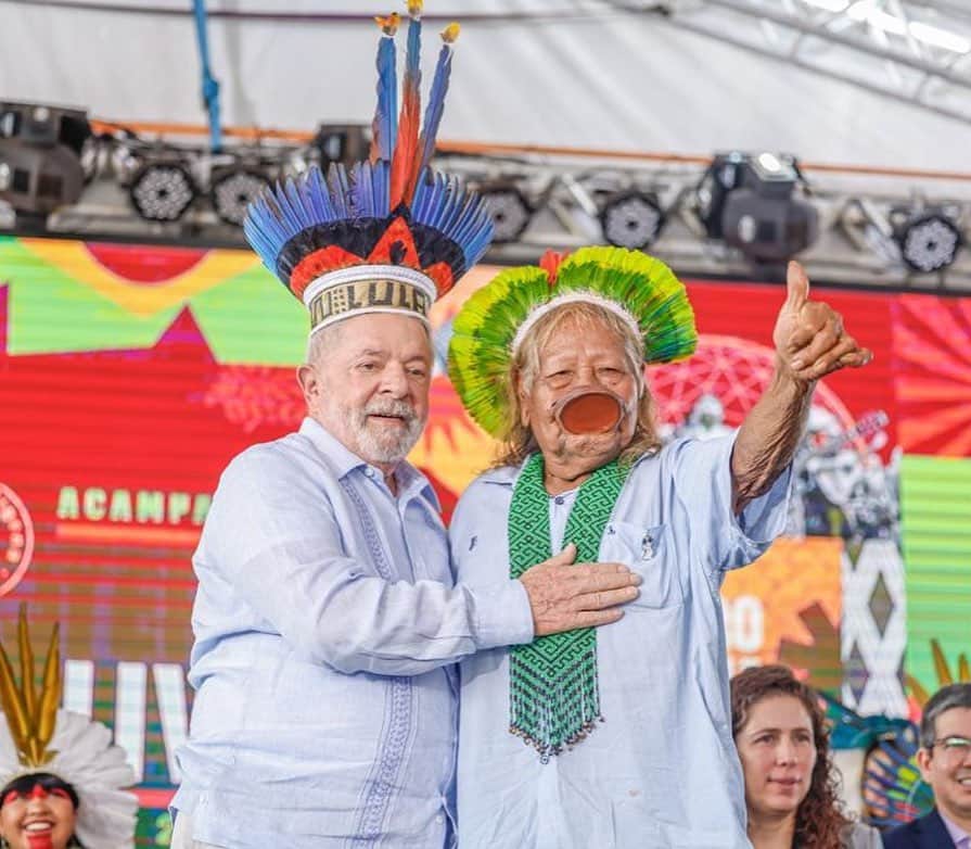 ジルマ・ルセフさんのインスタグラム写真 - (ジルマ・ルセフInstagram)「O presidente @LulaOficial assinou, nessa sexta-feira (28), a demarcação de seis territórios indígenas: Arara do Rio Amônia, Tremembé da Barra do Mundaú; Rio dos Índios; Avá-Canoeiro; Kariri-Xocó e Uneiuxi.  O Brasil voltou a respeitar seus povos originários e retomou políticas indigenistas.   Além de ministros como @marinasilvaoficial, do @ministerio_do_meioambiente, e autoridades como @joeniawapichana, presidente da @funaioficial, também estava presente o cacique Raoni Metuktire, líder indígena histórico do país que, em 1º de janeiro, subiu a rampa do Palácio do Planalto junto com Lula e outros representantes do povo brasileiro.  📷 @ricardostuckert」4月29日 3時45分 - presidenciadobrasil