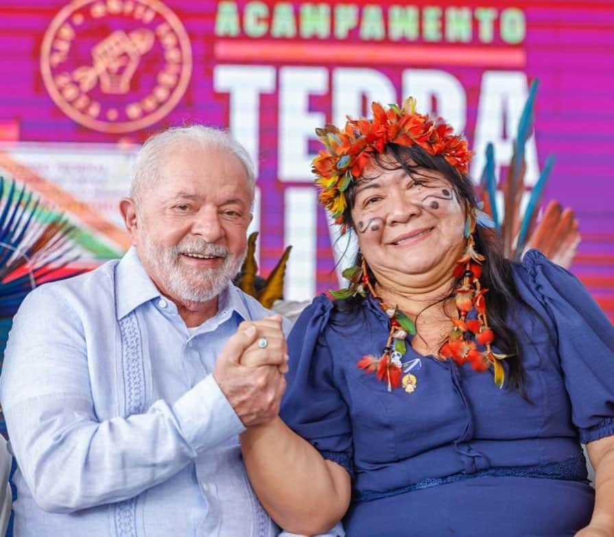 ジルマ・ルセフのインスタグラム：「O presidente @LulaOficial assinou, nessa sexta-feira (28), a demarcação de seis territórios indígenas: Arara do Rio Amônia, Tremembé da Barra do Mundaú; Rio dos Índios; Avá-Canoeiro; Kariri-Xocó e Uneiuxi.  O Brasil voltou a respeitar seus povos originários e retomou políticas indigenistas.   Além de ministros como @marinasilvaoficial, do @ministerio_do_meioambiente, e autoridades como @joeniawapichana, presidente da @funaioficial, também estava presente o cacique Raoni Metuktire, líder indígena histórico do país que, em 1º de janeiro, subiu a rampa do Palácio do Planalto junto com Lula e outros representantes do povo brasileiro.  📷 @ricardostuckert」