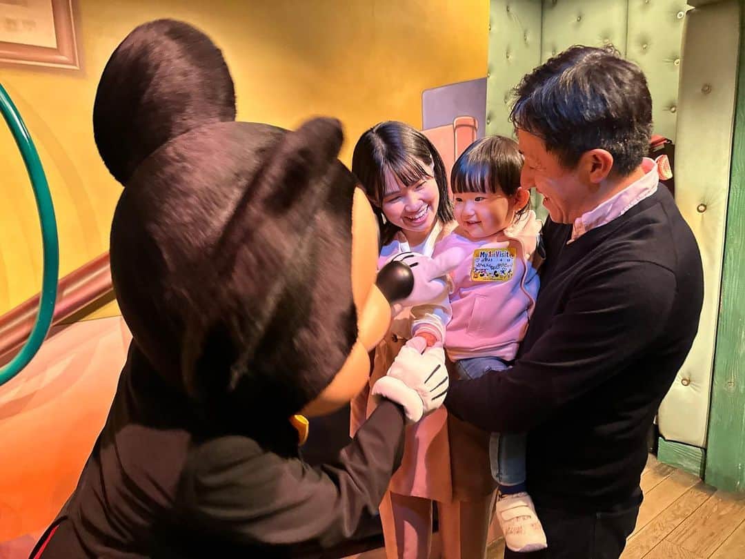 真麻さんのインスタグラム写真 - (真麻Instagram)「ディズニーの投稿まだちゃんとできてなかったので😊1歳8ヶ月ディズニーランドデビューの日✨我が家ではディズニーチャンネル登録してるけど、最近はトーマスにハマっててあまり見ておらず…ジャンボリーミッキーくらいだったかなぁ👀ディズニーストアで購入した唯一のミッキーぬいぐるみがあるのと、主要キャラクターが出ている絵本もあるからキャラクターは結構覚えてました👏✩.*˚ ミートミッキーで初めて生のミッキーマウスを見た娘は…なんだか照れくさそうに、そして嬉しい表情をしていて💓憧れのアイドルにやっと会えた日のような、推しが目の前にいる！そんな雰囲気でした🤣1歳ながらに色んな感情があったり表現もあるから面白い🥰 ✩.*˚ 久しぶりにミッキーに会った私も、嬉しいし感激しちゃって泣きそうになる(笑)時期的には春休み明けて平日ど真ん中、雨予報で雨降らず…そんな日でミートミッキー30〜40分待ち🦵プーさんのハニーハントも、その他アトラクションだいたいそれくらいの待ち時間で早いと20分だった😊ファストパスが無くなったのも知らずにいた私…すっかりパークについて疎くなってる💦 ✩.*˚ 昔はディズニーを裏切らない派❗️とか言っててサンリオとか見向きもしない私だったけど、娘ができてサンリオに目覚めたしʬʬʬすっかりマイメロLove💞になってて娘が好きなキャラクターが増える程、我が家も統一感なく…しまじろう、WWKのMimiたち、トーマスって感じで😅それでもミッキーのあの永遠のアイドル感とカリスマ性は凄いと思った(´-`)oＯやはりミッキーは最強でした🔥 ✩.*˚ ✩.*˚ ✩.*˚ #1歳8ヶ月 #初めてのディズニーランド #ディズニーデビューレポ #ディズニーデビュー #ミートミッキー #ミッキーは永遠のアイドル #家族でお出かけ #1歳児ママ #令和3年8月生まれ」4月29日 3時48分 - masaaoyama3