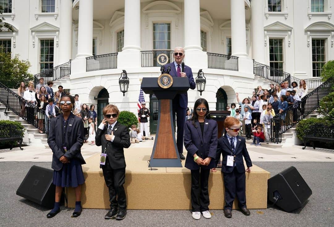 TIME Magazineのインスタグラム：「Did someone shrink the Secret Service?  Yesterday was Take Our Kids to Work Day at the White House, and President Joe Biden was flanked by pint-sized Secret Service agents on the South Lawn. “I want to thank my Secret Service agents who walked me out here,” Biden said into the microphone once he reached the podium.  Photograph by Kevin Lamarque—@reuters」