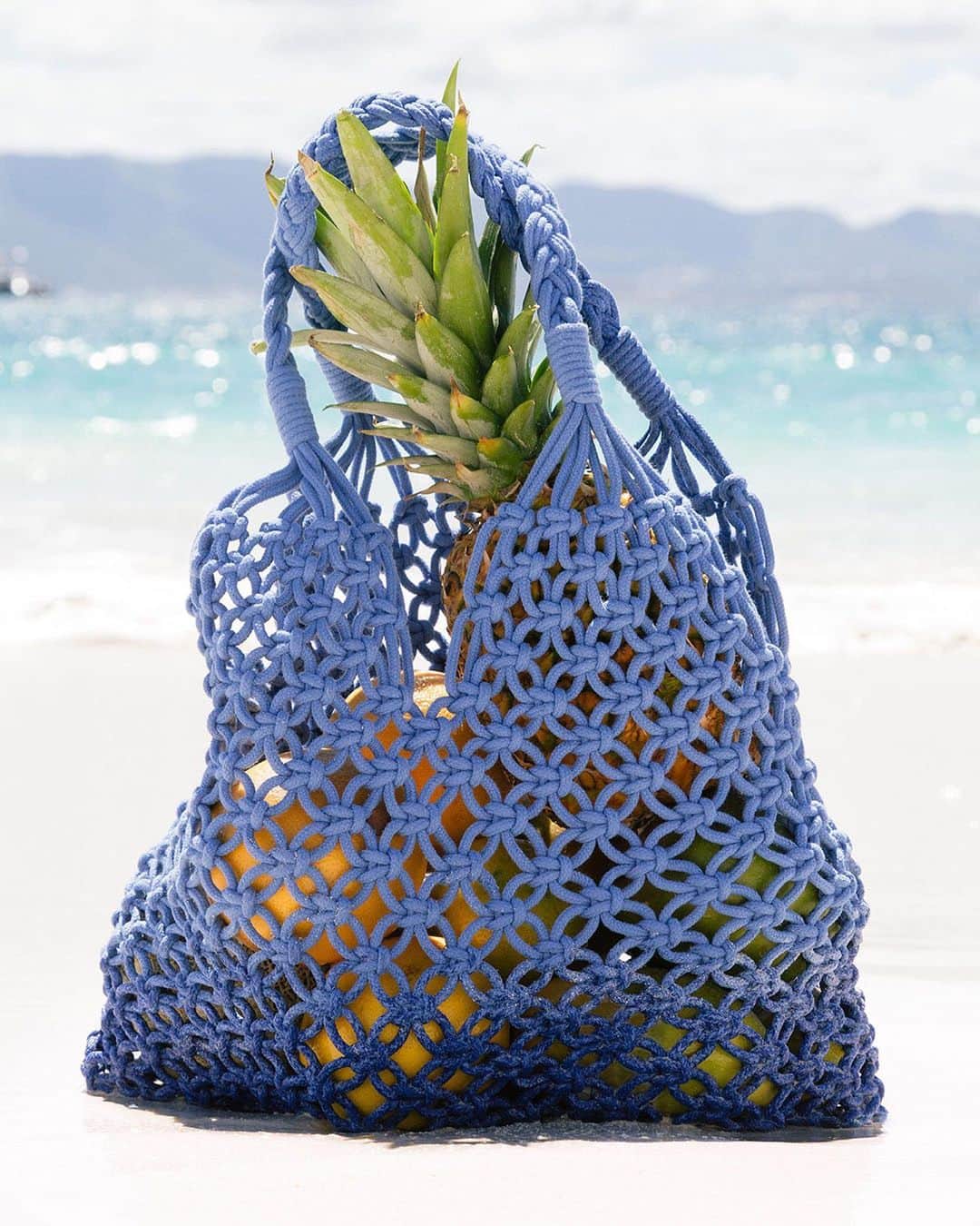 ジェイクルーさんのインスタグラム写真 - (ジェイクルーInstagram)「Colorful, packable, perfect for the beach… The Cadiz tote is back, in two new sizes 🍍」4月29日 4時00分 - jcrew