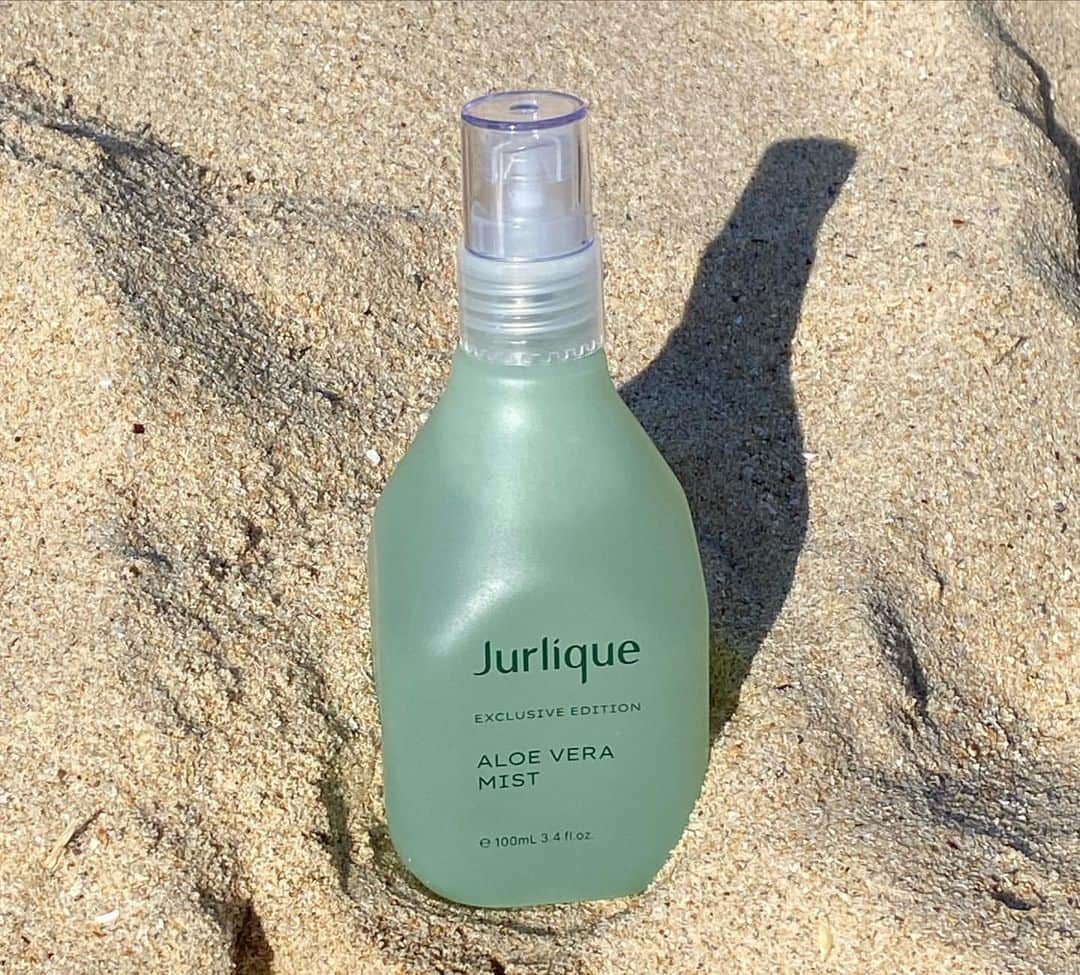 のインスタグラム：「summer is just a few weeks away... it's time to stock up on your travel essentials ☀️🌱💦   our exclusive aloe vera mist is perfect for on-the-go hydration... think mid-flight to your tropical destination or following a sweaty outdoor workout 💭 embrace hydrated & refreshed skin this year! shop on jurlique.com 📲  📸 @its_rubys_world  . . . #jurliqueusa #aloevera #travelessentials #lifeforceofnature #facemist #hydratingskincare #skincarelovers #naturalskincare #skincareproductsthatwork #soothingskincare」