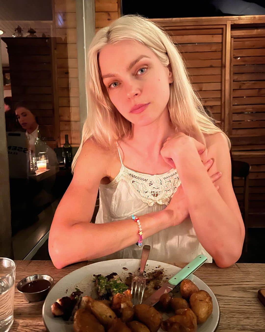 ジェシカ・スタムのインスタグラム：「🥩&🥔 still my favorite birthday meal ♥️」