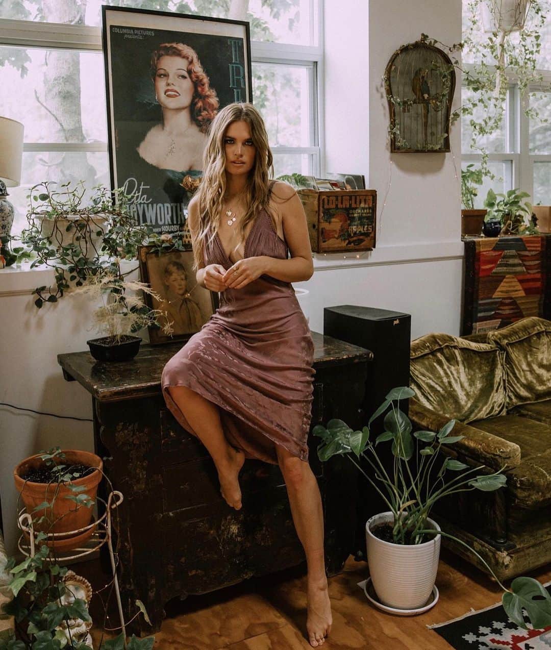 ストーミ・ヘンレイのインスタグラム：「Honey, I’m home🌱🍃  📷: @tezza.barton 🫶🏼」