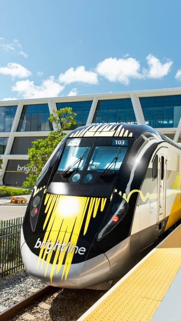 Visit The USAのインスタグラム：「The future looks bright in Florida. 🌞🚄   Starting this summer, you can experience the latest in USA travel with the new Brightline Orlando Train Station, with service between Orlando and Miami. Travel in comfort with wifi and meals & snacks on board, and reach your destination in less than three hours nonstop!   🎥 : @roamsick  📸: @gobrightline   #VisitTheUSA #LoveFL #VisitFlorida #VisitOrlando #VisitMiami #GoBrightline #OnTrackToOrlando」
