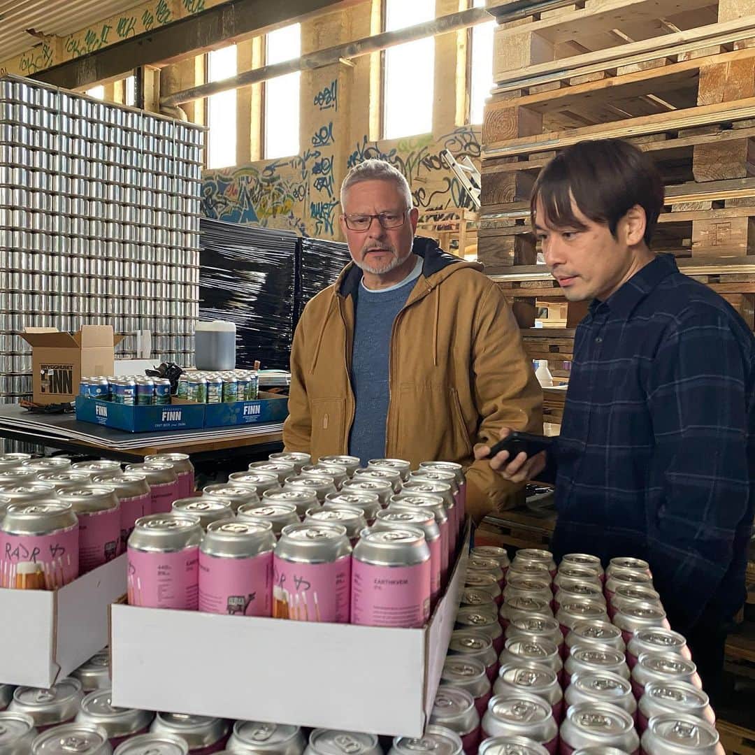 林千晶さんのインスタグラム写真 - (林千晶Instagram)「スウェーデン訪問。 ビール醸造所を訪れ、オリジナル缶に自由なイラストを描いている状況を見せてもらった。この前オープンした缶工場もそうだけど、オリジナルを作れる感覚、これから大切になってくるよね。」4月29日 3時59分 - chiaki_0808