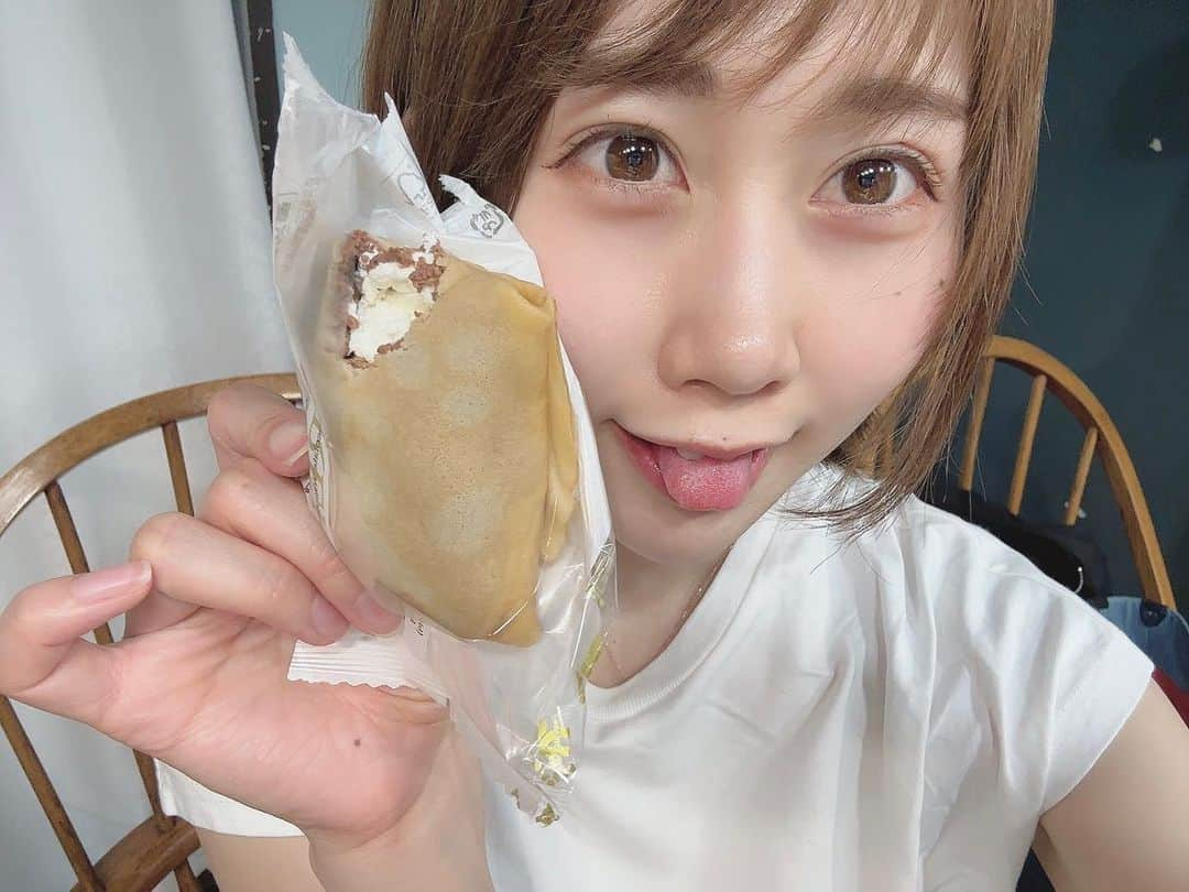 釘町みやびさんのインスタグラム写真 - (釘町みやびInstagram)「♡  先日の撮影会の前に 久々に食べたアメリカンドッグとクレープちゃん。  最高に美味しかった...🥲✨  クリームとか苦手なんだけど なんか最近甘いのがよく食べたくなるの... 良くない...でも美味しい食べたい...！ 甘いもの...しあわせ...！！♡  胃袋無限なのそろそろ辞めたい😂  今日も元気におなかすいてます！笑  ． ．  #お昼ごはん  #アメリカンドッグ  #クレープ  #甘党  #食いしん坊  #ショートヘア  #大人女子  #美肌  #舌  #舌出し  #sweets  #delicious」4月29日 13時22分 - miyajyaga382