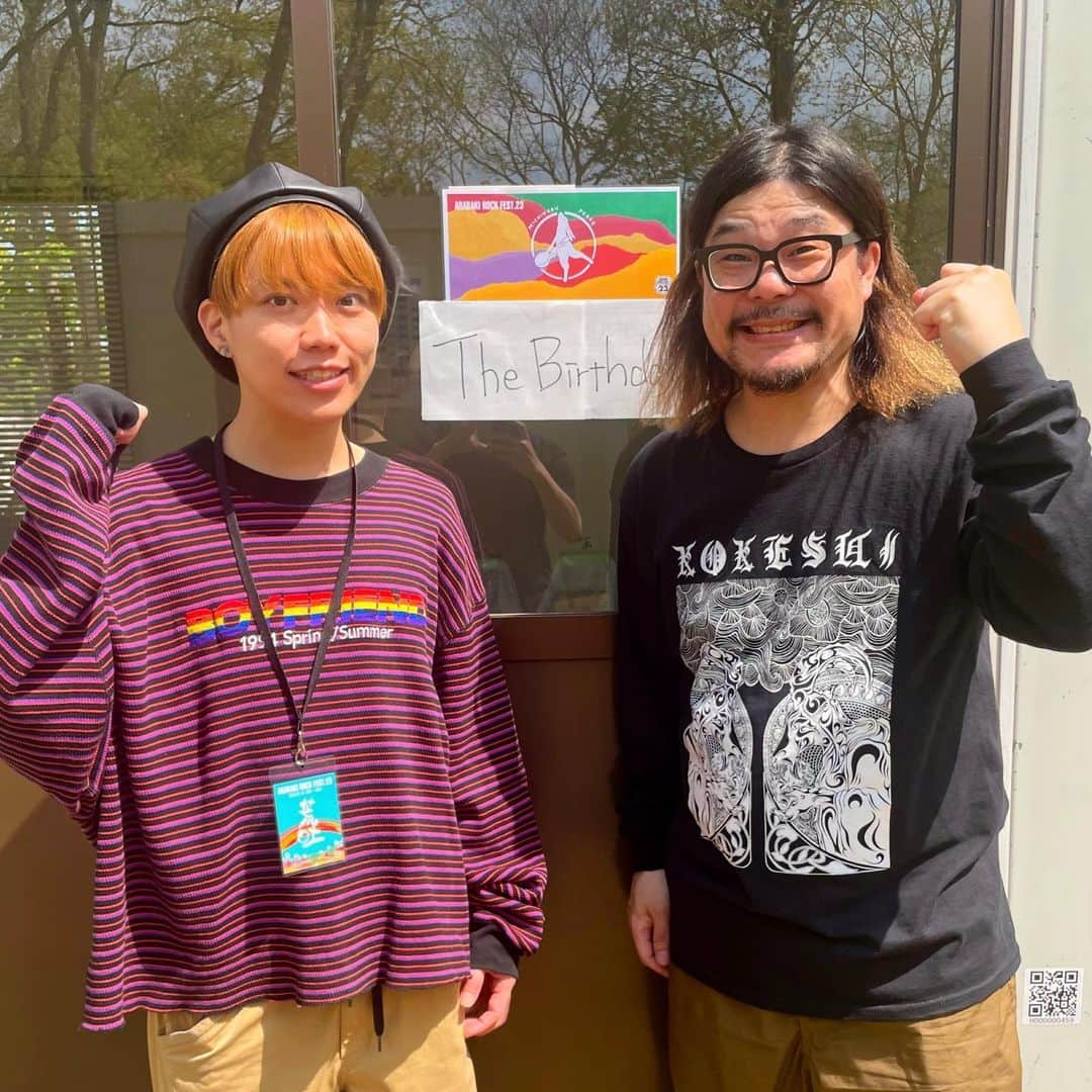 マキシマム ザ ホルモンのインスタグラム：「『ARABAKI ROCK FEST.23』の現場からThe Birthdayチバさんへ。  今日会えるのを楽しみにしてました。 しっかり治して、またチバさんのROCKで僕らをヒリヒリさせて下さい。  今日はチバさんへの想いも込めて🎤  byダイスケはん  #マキシマムザホルモン #04limitedsazabys #フォーリミ #thebirthday #ARABAKI  #気仙沼から来た観光キャラクター  #ホヤぼーや #がアーティストエリアでプロテインバー配ってたから貰いに行ったら #シメられた」