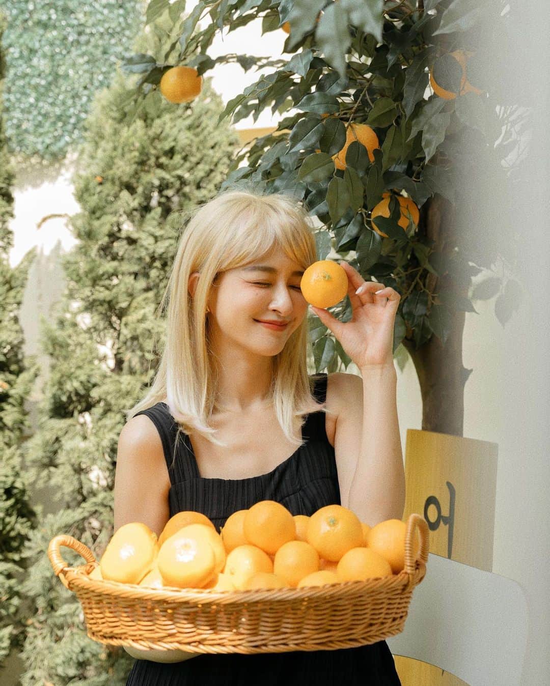 Kerinaのインスタグラム：「大家覺得金髮妞妞如何呢？ 上次去整理頭髮的時候跟髮型師說 我想染淺粉色頭髮耶 她直接用勉強又尷尬的表情回覆我🙈  這次拍攝借了一頂很Rosé的髮色本來以為會超爆笑 結果沒想到一出場攝影師說超適合 還忍不住快門連拍了好幾張😆  有些人染淺色頭髮時很怕眉毛顏色不搭 但其實只要選擇不要太深太飽和低彩度的顏色 像是我跟Browit聯名的木棕色就很適合  都會依照每次想要畫的不同眉型來挑選要用哪一隻眉筆 #極細眉筆木棕色  筆頭只有1.5mm，畫起來很滑順 可以畫出現在流行的毛流感  #3in1鑽石氣墊眉筆木棕色 喜歡霧眉感的人，可以用這支暈染眉色  好消息來通知大家🎤 Browit眉筆有特價囉 #極細眉筆木棕色 $259 (原價$339) #3in1鑽石氣墊眉筆木棕色 $299 (原價$399) 配合屈臣氏週六點數6倍或88折的時候買更划算哦  最近春夏很適合染淺色頭髮 選對妝容顏色、美美的穿搭 一定可以提高路人的回頭率啦😍  #BROWIT #眉筆 #防水抗暈  #Browitxkerina #妞妞木棕色 #屈臣氏」