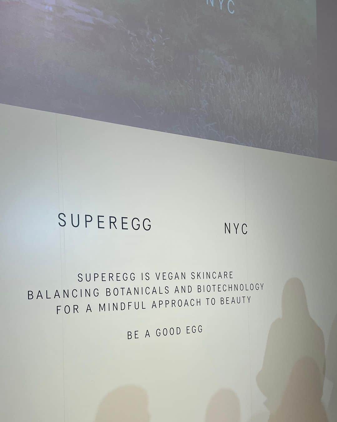 古屋美咲さんのインスタグラム写真 - (古屋美咲Instagram)「ずっと気になっていた  Superegg(@superegg_jp )のローンチイベントに お誘いいただき参加してきました🥚  元々ビジュアルのかわいさから インスタでチェックしていたのですが 発表会もとにかく素敵だった🫨🩵 (創設者のエリカさんの肌が綺麗過ぎて、スキンケア熱が再熱)  卵に含まれる美容成分をヴィーガン成分で再現した アイテムを展開しているSupereggは (成分が100%ヴィーガン！) サスティナブルな取り組みもしているそうで そこも素敵だったな🥹🌿  =========== アイテムも色々試せた中で 私が気になったのはハンドクリーム  伸びが良くて、ベタつかないから これからの季節にも重宝しそうです🍐  個人的に通年ハンドクリームは手放せないから この使用感&100%ヴィーガン成分なのは嬉しい！ . . . #superegg#スーパーエッグ#ヴィーガンエッグ#ハンドクリーム#コスメ#スキンケア」4月29日 13時31分 - furuyamisaki_