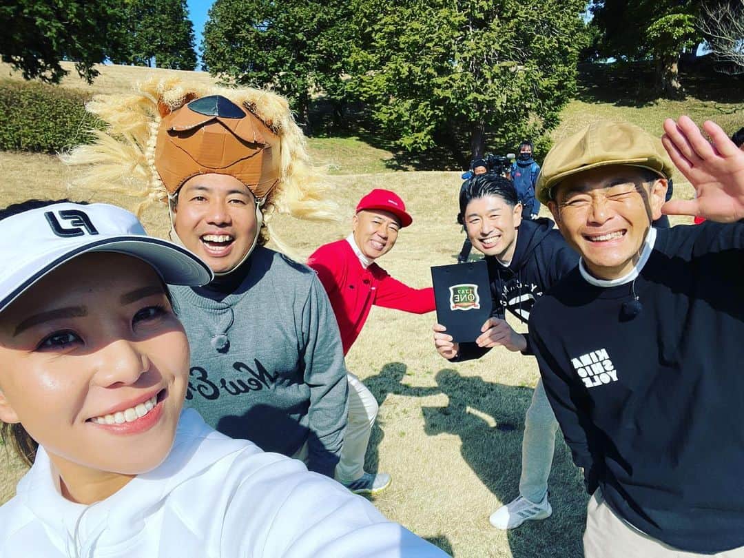 のインスタグラム：「MCを務めております！  今週も本日・土曜日17時〜　  BS-TBS「ゴルフONE」オンエアです⛳️  今日から  ココリコ・遠藤さん TIM・ゴルゴ松本さん 大西ライオンさん  による  "ミスター大千葉"を懸けた戦いがスタート🏌️‍♂️  やっぱり芸人さんは凄い！！！  あのトークがどう編集されているのか‥（笑）とにかく賑やかです😁  是非ご覧ください📺  公式HPから↓↓↓ 　 4/29(土)夕方5時 「#ゴルフONE ～賞金総取りバトル～」  大千葉カントリー倶楽部大好き芸人対決 第1戦⛳  #遠藤章造（ココリコ） #ゴルゴ松本（TIM） #大西ライオン @onishilion2010  ⬇予告はこちら youtu.be/7QQkV2mkJZg  今回は、吉本芸人御用達のゴルフコース「大千葉カントリー倶楽部大好き芸人対決」！ 芸能界屈指の実力を持つ3人の対決を3週にわたり全ホール放送！ ココリコ遠藤さんは、自身のYouTubeでもゴルフ対決を繰り広げる芸能界屈指の実力者。武器は安定したドライバーショット。手堅いプレーで勝利を狙う。 ゴルゴ松本さんは、高校野球出身ならではの飛距離と、積極的な攻めでビッグプレーを巻き起こすミラクル男。 大西ライオンさんはティーチングプロの資格を取得しており、もはや芸人の枠を超えてプロとなってしまった芸能界最強ゴルファー。 お馴染みのコースでプロ級のポイント獲得なるか！？ この戦いを制し、賞金を手にするのは果たして！？  #ゴルフone #ゴルフone賞金総取りバトル #ゴルフ #ゴルフ芸人 #ゴルフ番組 #bstbs #土曜日 #17時 #秋山真凛さん #mc #髙橋大輔 #高橋大輔」