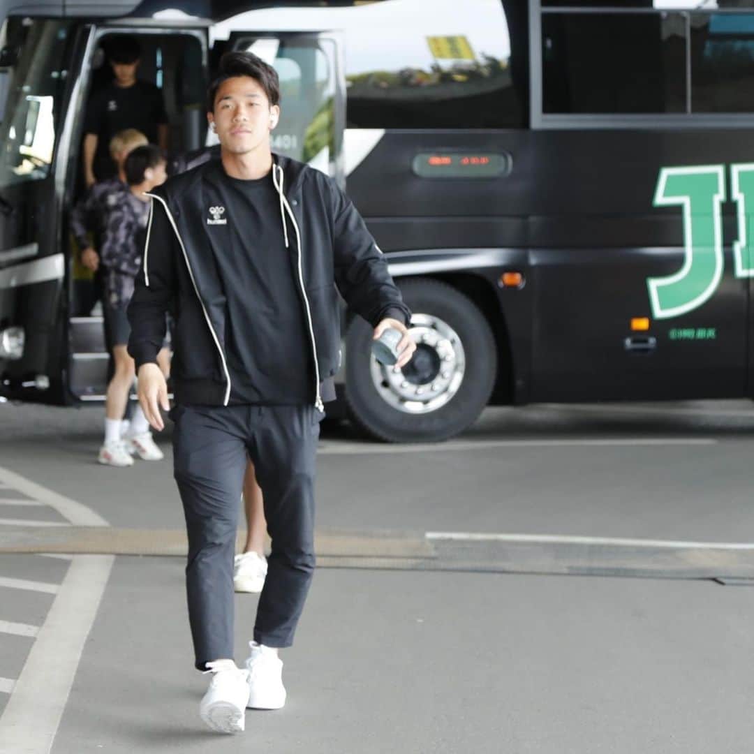 ジェフユナイテッド市原・千葉さんのインスタグラム写真 - (ジェフユナイテッド市原・千葉Instagram)「#4月29日  #第12節  #大宮アルディージャ  #15時キックオフ ⚽️  チームバスが🚌がフクアリ🏟に到着❗️  メンバーの確認はこちら💁‍♂️ https://bit.ly/3Az712m  DAZN視聴はこちら💁‍♀️ https://bit.ly/3Ifm9Wq  #jefunited #ジェフ千葉  #jleague #WINBYALL」4月29日 13時45分 - jefunited_chiba_official