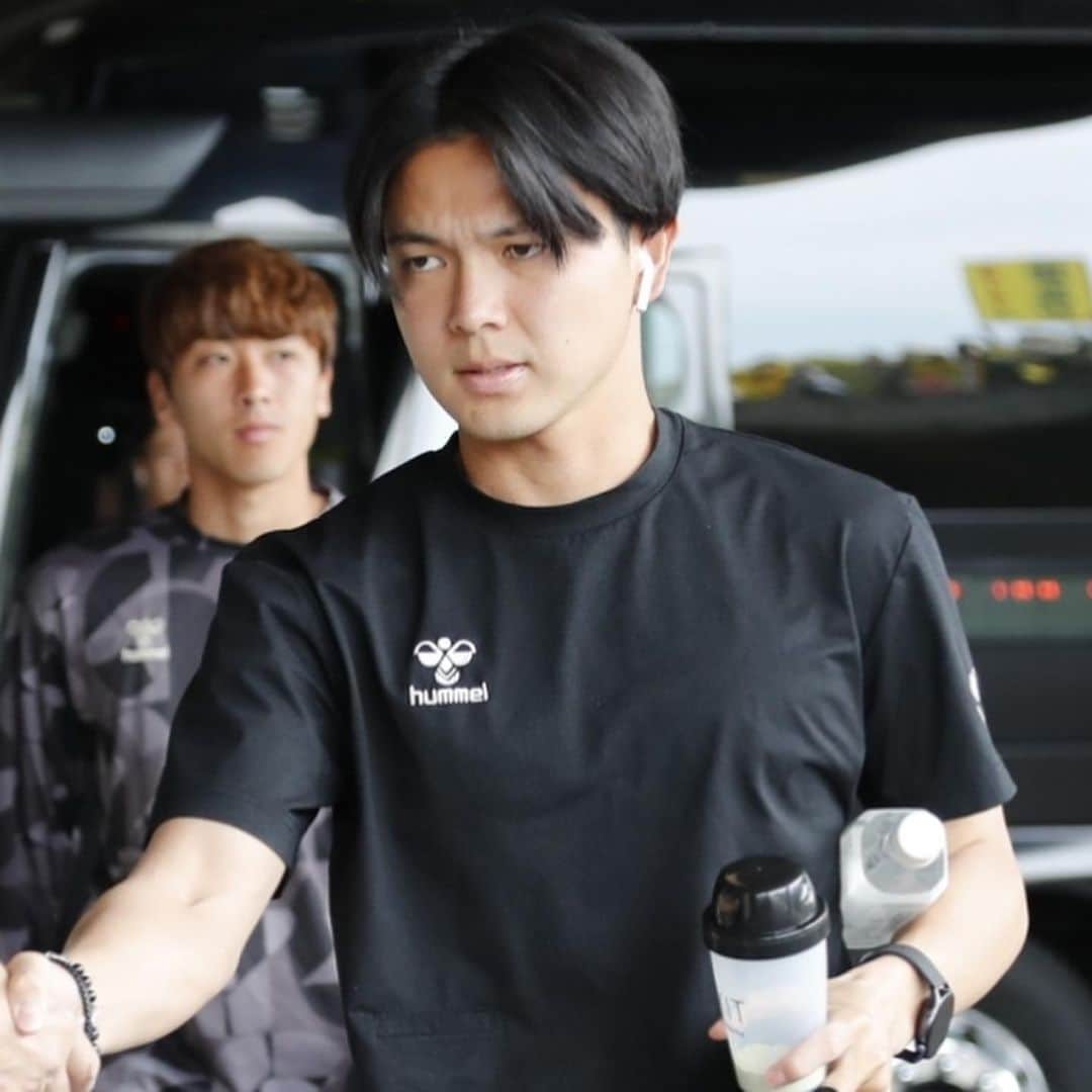 ジェフユナイテッド市原・千葉さんのインスタグラム写真 - (ジェフユナイテッド市原・千葉Instagram)「#4月29日  #第12節  #大宮アルディージャ  #15時キックオフ ⚽️  チームバスが🚌がフクアリ🏟に到着❗️  メンバーの確認はこちら💁‍♂️ https://bit.ly/3Az712m  DAZN視聴はこちら💁‍♀️ https://bit.ly/3Ifm9Wq  #jefunited #ジェフ千葉  #jleague #WINBYALL」4月29日 13時45分 - jefunited_chiba_official