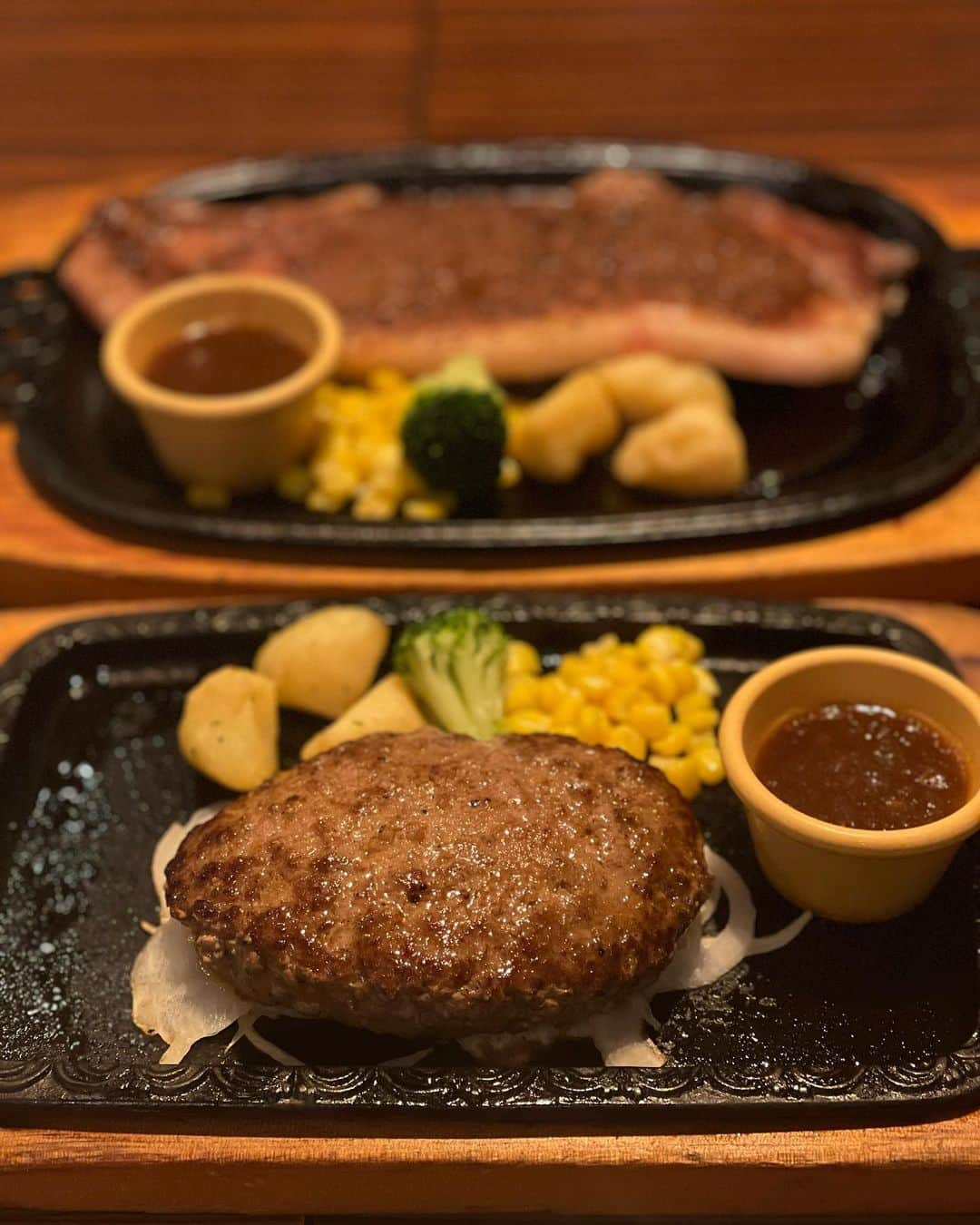 MOEのインスタグラム：「📍コロンバン @colombin__   1971年創業の老舗ステーキハウス屋さん🥩🍴 昭和レトロな雰囲気が落ち着きます🪑  私は石垣牛ハンバーグを注文🤎 付属の玉葱ソースが甘めで、肉肉しいハンバーグによく合う👌🏻💫  メニューはステーキやハンバーグ以外にも、シーフード、沖縄料理、お子様メニューなどもたくさんありましたよ📒  #colombin #steak #コロンバン #沖縄ステーキ  #ステーキハウス #ハンバーグ #名護グルメ #名護市 #沖縄旅行」