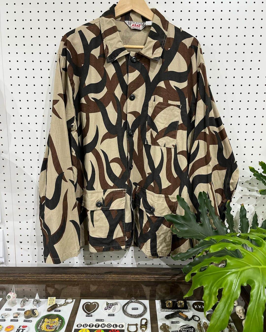 のインスタグラム：「OPEN UNTIL 7:00PM . GW入荷❤️‍🔥TRIBAL camouflage sizeXL . #お問い合わせはお電話で承ります #jammru #osaka  #fashion  #streetstyle  #streetfashion  #vtg  #vintage  #used  #usedclothing  #古着 #古着屋 #ファッション #70s #80s #90s」
