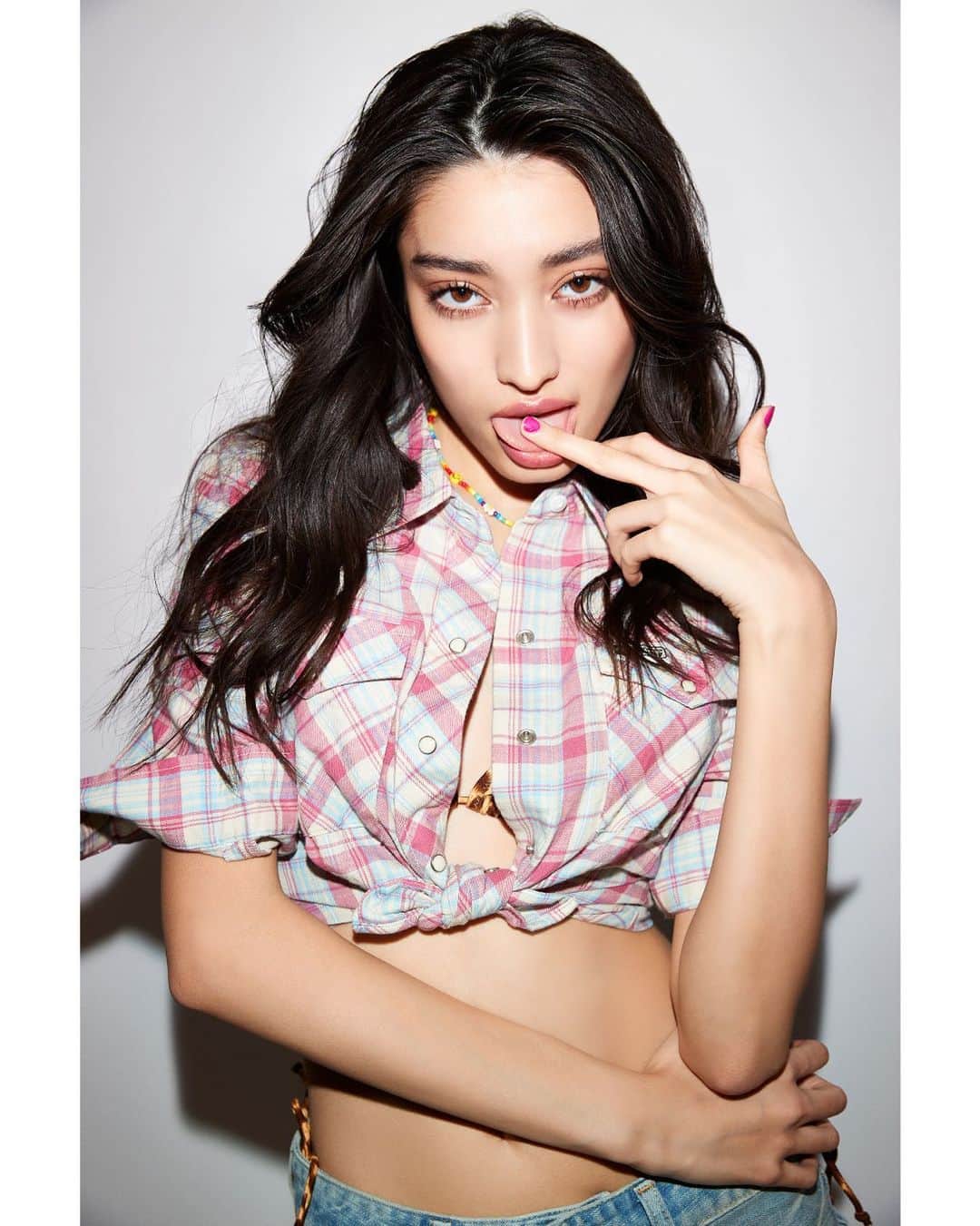 のインスタグラム：「BlackEyePatch | MOUSSY  ・WESTERN CHECK SHIRT(010GSS01-0340) 2000年代、当時のMOUSSYスタイルに欠かせなかったタイトなウエスタンシャツ。 オリジナルのチェック生地やシルエットなどを再現しつつも、現代に着やすいサイズ感などにアップデートされた新鮮な1枚。 今回のBlackEyePatchとのコラボレーションを象徴させるタグが胸元に。  ・SLIM BOOTCUT(010GSA01-0550) MOUSSYの代名詞とも言える2000年代のタイトなローライズテニムを、加工やシルエットを再現しつつ、今の気分に合うようサイズや素材をアップデート。 当時のカラーや雰囲気を再現するため、職人に加工を再現してもらったこだわりのデニムには、BlackEyePatchコラボレーションのオリジナル紙パッチやポケットの刺繍、総柄のスレキなど加わり、特別な1本に。  全国のMOUSSY店舗／SHEL'TTER WEBSTORE／ZOZOTOWNにて発売中。 #blackeyepatch #MOUSSY」