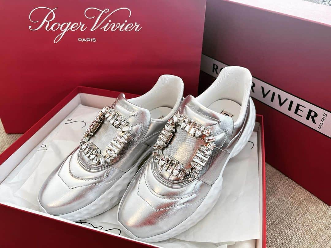 岡英里のインスタグラム：「シルバーのスニーカーって初めて👟✨  #rogervivierparis  #rogervivier #rogerviviershoes  #vivrun  #ロジェヴィヴィエ #ロジェヴィヴィエスニーカー  #ヴィヴラン #ヴィヴランライトストラスバックルファブリックスニーカー #シルバースニーカー #新色 #新作」