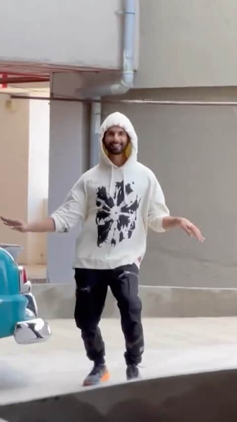 シャーヒド・カプールのインスタグラム：「Everyday I’m dancing 🕺 #InternationalDanceDay」