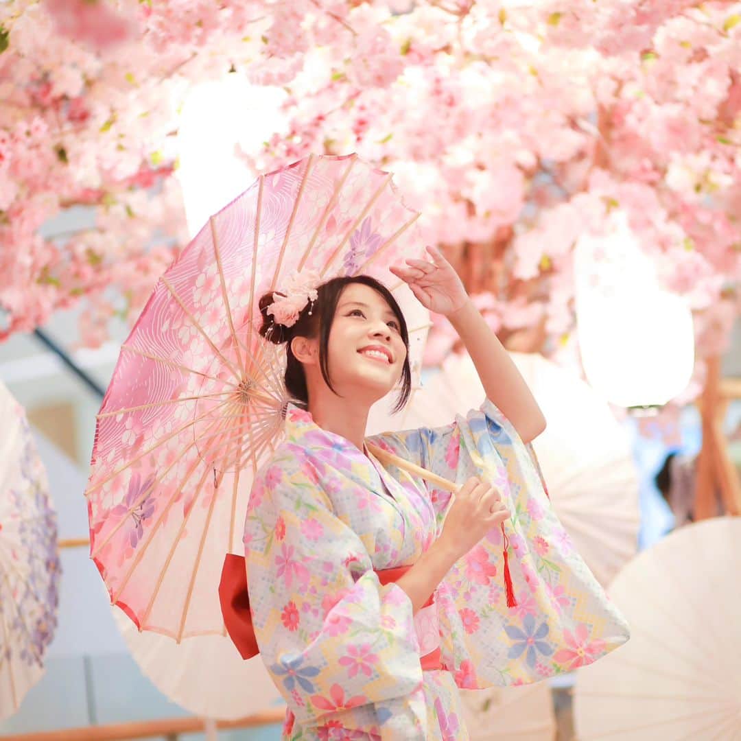 ビーム先生さんのインスタグラム写真 - (ビーム先生Instagram)「อยู่ไทยก็ดูซากุระได้ เขาจัดมุมสวย แสงไฟดีมากอ้ะ !  ถ่ายที่ The PARQ ตอนนี้มีงาน Natsumatsuri  タイの日本夏祭りに桜！🌸でもとてもきれい♥  #ญี่ปุ่น #ซากุระ #桜」4月29日 14時00分 - beamsensei