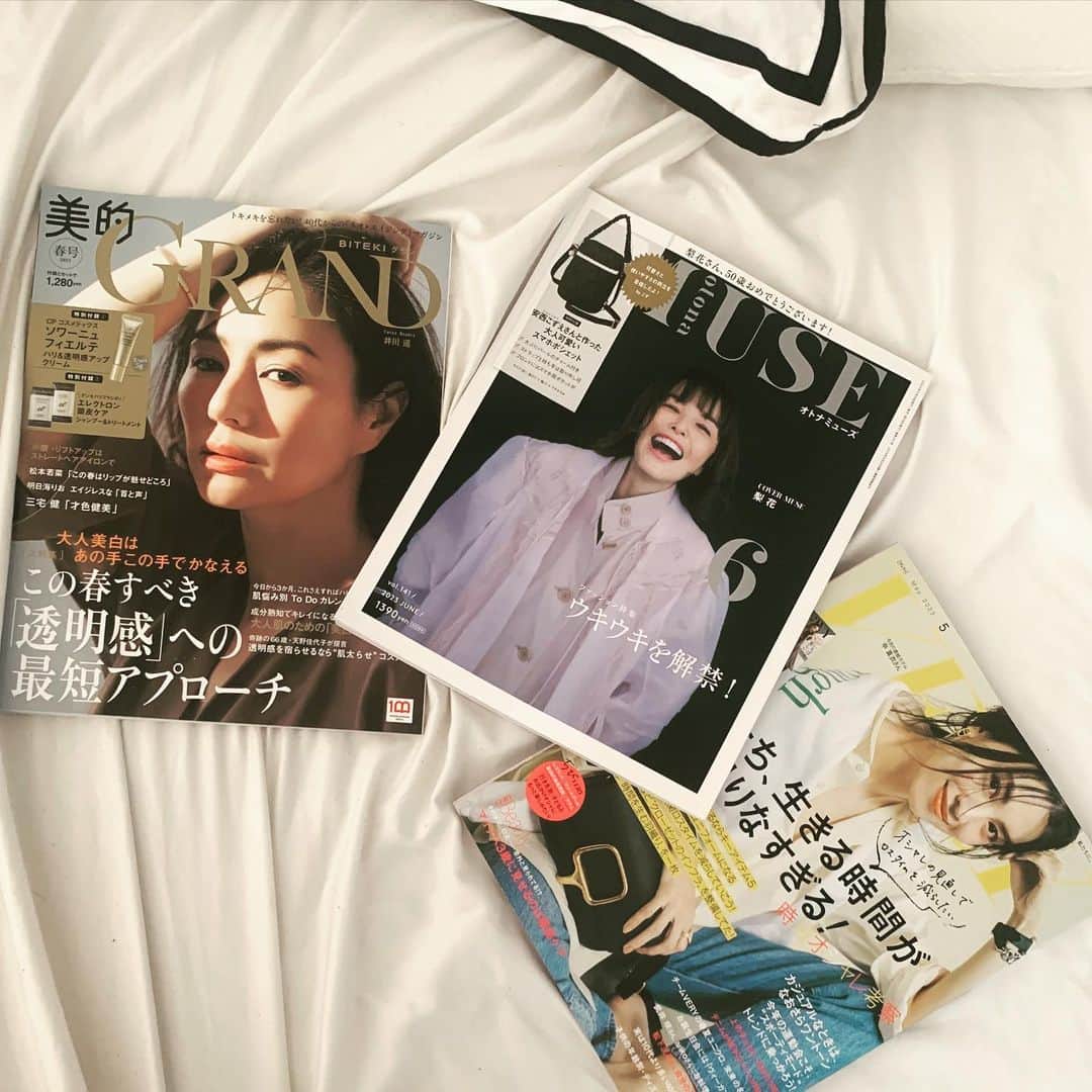 LiLyのインスタグラム：「mywork🖋掲載誌 最新号🌹📕📕📕　　  @otonamuse  @bitekigrand  @veryweb.jp   #エッセイ #インタビュー」