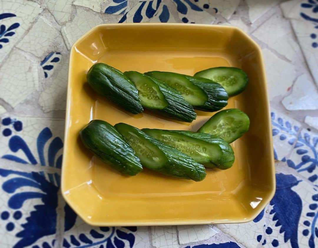 遠山景織子のインスタグラム：「初🥒糠漬け✨ アボカドもつけてみたい。 旬の野菜をいっぱい食べましょう #糠漬け #糠漬け生活 #無農薬野菜 #みにきゅうり  #発酵食品  #醤油麹#遠山景織子」