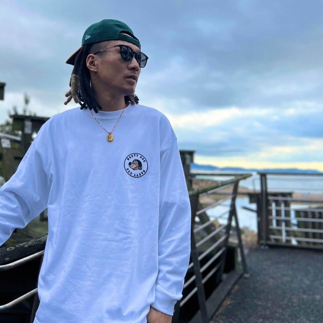 MYのインスタグラム：「🎉NASTY DOGから新発売🎉  ワッペンロンTです㊗️🐶 大人気のワッペンと生地、デザイン 全て1から作りました！！👍 この季節にぴったりでみんな絶対GETしてね👍  ⚠️少量限定、お急ぎください⚠️  #フリーメイソン #おしゃれはシンプル」