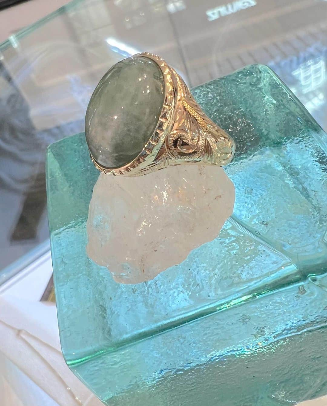 Manoa Love Design Hawaiiさんのインスタグラム写真 - (Manoa Love Design HawaiiInstagram)「Beautiful natural Jade Hawaiian scroll ring✨✨✨  #manoalovedesign #hawaiianjewelry #hawaiianring #jade #jadering #manoa#hawaii #waikikibeach #waikiki#hawaiivacation #hawaiitrip #hawaiitravel #oahuhawaii #jewelrytrends #madeinhawaii #internationalmarketplace #hawaiilife #マノアラブデザイン #ハワイアンジュエリーリング #ハワイアンジュエリー#ワイキキ#ワイキキビーチ#ハワイ情報 #ハワイ旅行 #マノア#波デザイン #スクロール #하와이#夏威夷」4月29日 14時16分 - manoa_love_design