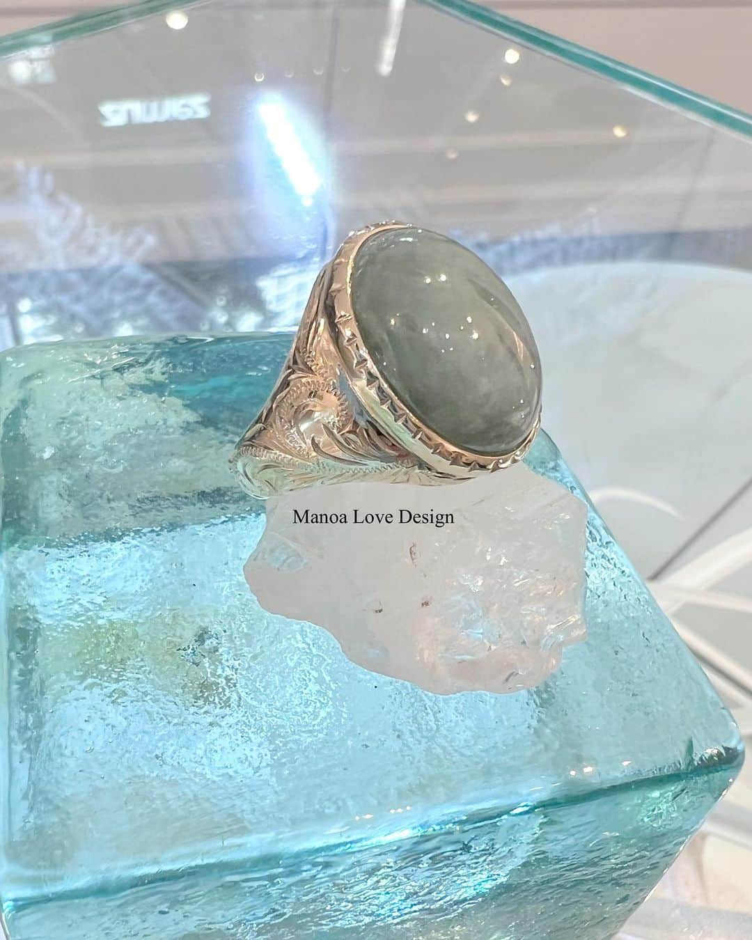 Manoa Love Design Hawaiiのインスタグラム：「Beautiful natural Jade Hawaiian scroll ring✨✨✨  #manoalovedesign #hawaiianjewelry #hawaiianring #jade #jadering #manoa#hawaii #waikikibeach #waikiki#hawaiivacation #hawaiitrip #hawaiitravel #oahuhawaii #jewelrytrends #madeinhawaii #internationalmarketplace #hawaiilife #マノアラブデザイン #ハワイアンジュエリーリング #ハワイアンジュエリー#ワイキキ#ワイキキビーチ#ハワイ情報 #ハワイ旅行 #マノア#波デザイン #スクロール #하와이#夏威夷」