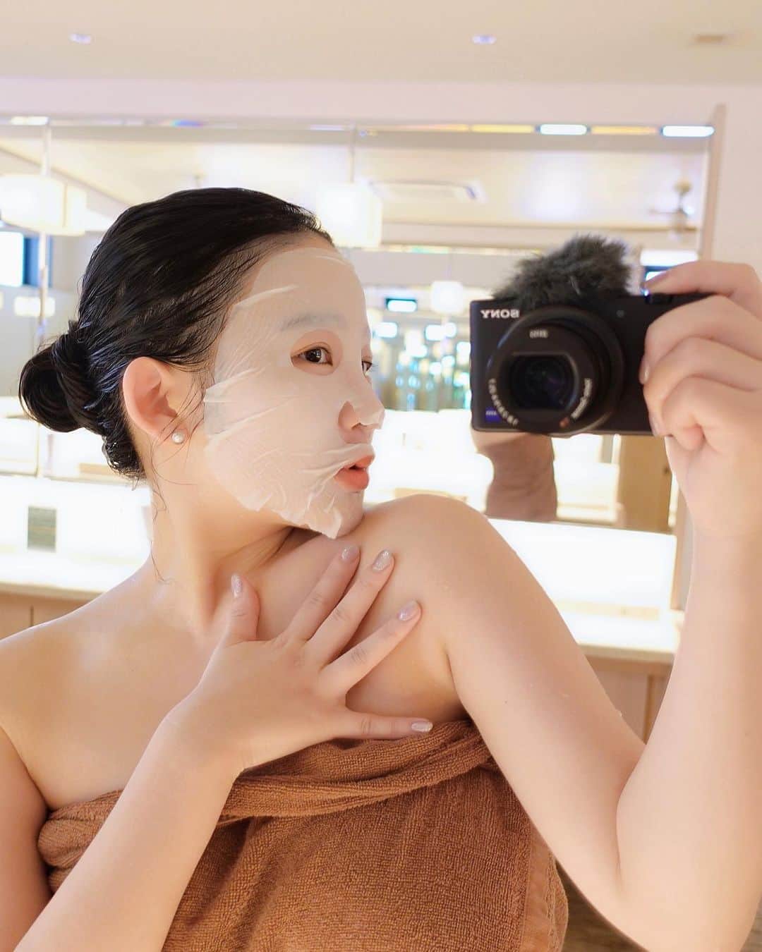 天木じゅんさんのインスタグラム写真 - (天木じゅんInstagram)「♨️❤️  ずっと行きたかった『湯けむりの庄』に @tsunashima_yukemurinosyou  先日YouTubeの撮影で念願叶い行ってきました！  お邪魔したのは綱島店♨️  まずめっちゃ広くて綺麗！！  12種類の天然温泉 炭酸琥珀湯 なんと日本初！天然温泉に医療分野でも活用されている「中空糸膜」を通して炭酸ガスを溶かした温泉。  黒い天然の温泉がめちゃくちゃ肌ツルツルになりました。 うたた寝湯や壺湯、立ち湯もあったよ！  サウナはフィンランド式サウナと塩サウナの二つ。  フィンランド式サウナのサウナストーブとサウナストーンが 爆デカくてびっくりした！ サ室広すぎるのに、一回のロウリュで爆熱になりました😳😳  他にも 6種類の岩盤浴があったり お食事処では贅沢なメニューが沢山。 天ぷら蕎麦🍤食べちゃった。  こんなに充実してる施設があっただなんて もっと早く行けば良かった。  またプライベートですぐ行きます♨️ そして、近日中にYouTube載せるので 楽しみにしていてください❤️  #湯けむりの庄 #湯けむりの庄綱島店 #天木サウナ #サウナスパプロフェッショナル #熱波師検定B #サウナ女子 #sauna」4月29日 14時20分 - jun.amaki