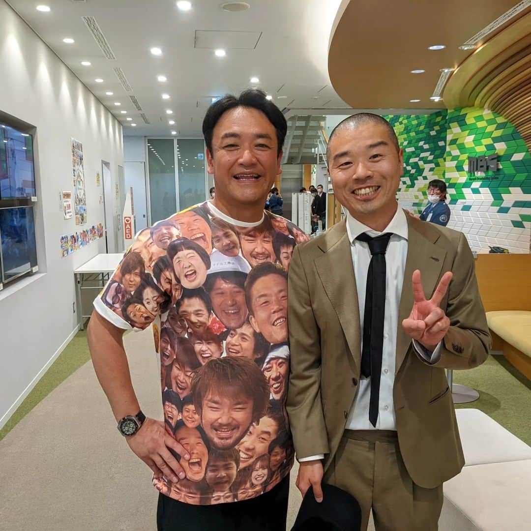 のインスタグラム：「たむけんさん、最後のせやねんでした。  始まる前はいつも通りやったのに、最後はとてつもなくさみしくなりました。  前のトリオ解散したときもすぐに声をかけてもらい、なにかあったときはすぐに気づいて呼んでくれはりました。  たむけんさんのロケはとてつもなく凄かったです。  一人であれだけやるのはえぐいなあといつも思ってました。いつも尊敬してました。  スタジオで他の芸人のロケを見ててもツッコむ目線は違ってました。そのロケの場に居る目線でいつもツッコんではりました。 あの人がいるだけで、スタジオはいつも明るかったです。目線の作り方も凄かったです。  とんでもない人がいなくなるなあと思ってます。  SNSで時々もめてはるとこ以外は、ほんまに偉大な方！  お兄さん、ありがとうございました！！」