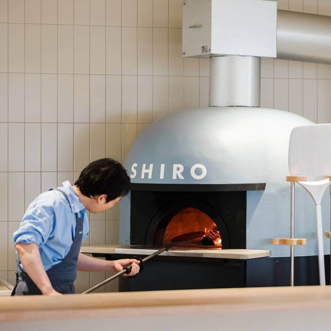 shiroさんのインスタグラム写真 - (shiroInstagram)「【砂川本店限定、店内の釜で焼きあげるピッツァ】みんなの工場「SHIRO CAFE 砂川本店」  4/28(金)よりオープンした「みんなの工場」では、SHIRO CAFEもお楽しみいただけます。 SHIRO CAFEでは、札幌市のイタリアンレストラン「TAKAO」の高尾僚将シェフと共に、直接生産者を訪ね、そこで見つけ出したさまざまな自然素材や、SHIROの製品に使用している素材のおいしさを料理でお伝えしていきます。  砂川本店でしか味わえないピッツァは、ご注文をいただいた後に店内の薪窯で焼き上げます。 北海道十勝産の5種類の小麦粉をブレンドした生地を薪窯で一気に焼き上げ、表面はバリッと、中はもちっとした、やわらかい生地をお楽しみいただけます。 窯で使用している薪は、江丹別や北竜町の木こりさんから直接購入しています。小径木と言われる今まで価値がないとされてきた薪を活用しています。  シロの創業地である北海道の素材を積極的に使用した、新しいメニューをお楽しみください。  〈RECOMMENDED MENU〉  ■ピッツァ ヴェルドゥーラ 1,320円(税込)  たっぷりの緑野菜が摂れるジェノベーゼソースのピッツァ。 北海道白糠町のチーズやハモンセラーノをトッピング。ご注文後に店内の窯で焼き上げます。  ※毎週月曜日・木曜日はピッツァの提供をお休みしております。  ■鶏ミートボールクリームパスタ酒かすチップを添えて 1,375円(税込)  クリーミーでボリューム満点のパスタに鶏ミートボール、国産の香り高いゆずをトッピング。 酒かすチップを砕き、味の変化をお楽しみください。  ■梅昆布×ハスカップ ジュレソーダ 814円(税込)  北海道西野幌のハスカップの甘酸っぱさに、函館のがごめ昆布、カリカリ梅の塩味を融合した新しいソーダ。  是非お立ち寄りください。  @shiro_sunagawa  ─────────────────── SHIRO CAFE 砂川本店 場所 :北海道砂川市豊沼町54-1 TEL：0125-52-9646 営業時間 : 11:00 - 19:00 (ラストオーダー 18:30)  #SHIRO #SHIROCAFE #SHIRO砂川本店」4月29日 14時28分 - shiro_japan