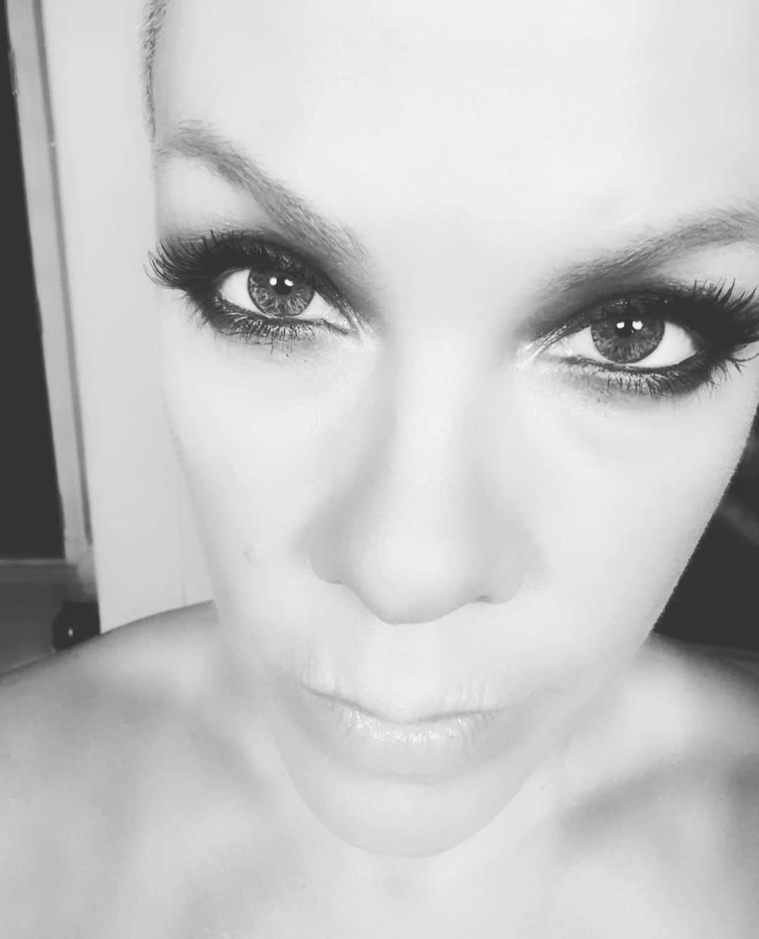 P!nk（ピンク）のインスタグラム：「how the F did I not know that there was an anchorman two #favmovie ten years late」