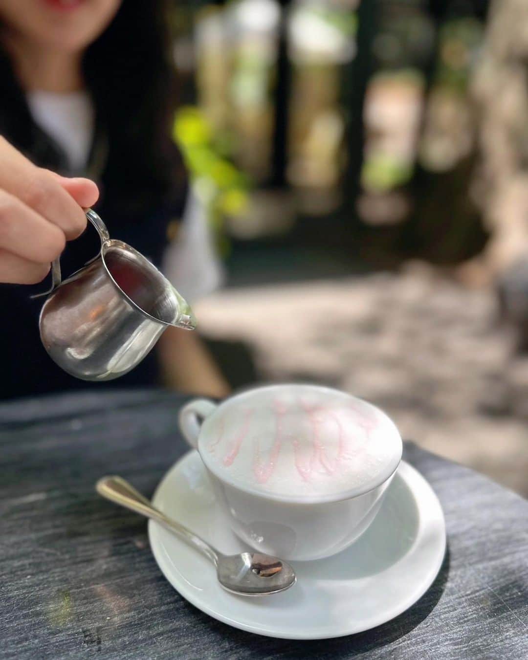 のインスタグラム：「桜クリーミーラテ🫖🌸  たっぷりのふわふわフォームミルクに 桜シロップをかけて☁️☁️  優しい甘さでほっこり☺️  桜が大好きなので桜という名のつくものはすぐ頼みます🌸  #caffemichelangelo #代官山カフェ」