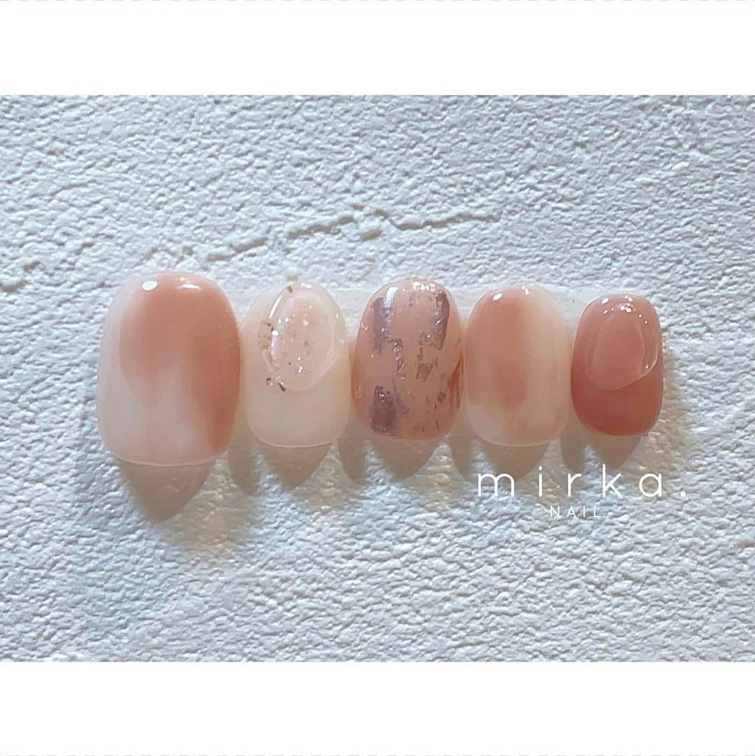 のインスタグラム：「⁡ ⁡ new !! ⁡ ⁡ ⁡ ⁡ #mirkanailsample ⁡ ………………………………………………………… ⁡ ご予約、お問い合わせは LINE ID⇒ @mirka.nail (@含む)まで。 ⁡ ご新規様はハイライトの「ご案内」と「ご予約方法」を必ずお読みいただいてからご予約くださいますようお願いいたします。 空き状況や詳細はLINEの投稿からご確認ください。 ⁡ ⁡ ⁡ ⁡ #mirkanail#nails#nail#nailart#naildesign #ショートネイル#ネイルアート#ネイルデザイン#ネイル#大人ネイル#シンプルネイル#オフィスネイル#ニュアンスネイル#ナチュラルネイル#カジュアルネイル#ショートネイルデザイン#美甲#春ネイル#春ネイル2023 #プライベートサロン#プライベートネイルサロン#東京ネイルサロン#東京ネイル#江東区ネイルサロン#森下#清澄白河 ⁡」