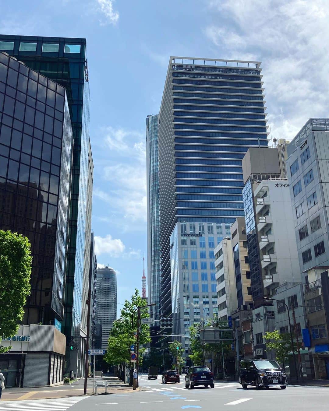 野村真季のインスタグラム：「ニュース終わり、ナレーションへ  普段は六本木近辺が多いけれど、今日は新橋のスタジオ。  深夜というか朝の3時に会社に入るため、ニュースを終えて外に出る昼過ぎは、太陽の光が溢れていて毎週のことなのにいつも眩しさに面食らう。今日は一段と明るい青空が広がっている。  連休初日、各地混み合っているようですが、逆に都心は閑散とし、湿度のない風がオフィス街を吹き抜けていく。  1枚目、ビルの間に小さく東京タワーが見える。  ゴールデンウィークも変わらず仕事だけれど、今日は 「野村さんに頼みたかった」という有難い言葉をかけてもらえて、たとえお世辞だとしても、こんなに心を強くしてくれる言葉ってない。 必要とされるところで、自分なりのベストを尽くしたい…そんな思いがますます強くなる。  いい言葉をかけてもらうと仕事終わりの余韻が全然違うから、 ちょっと書き留めておきたくなって喫茶店でこんな風に（3枚目）書いています。  今日はいい午後を過ごせそうな予感。 どうぞ、みなさまも。」