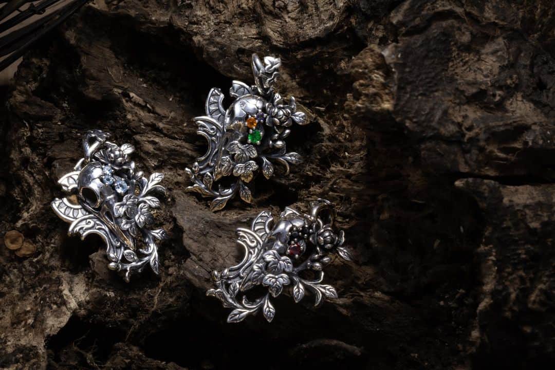 ブラッディマリーのインスタグラム：「⁡ 2023 New Collection ー Absolute ー ⁡ ―CATASTRORHE－　Vol.【Phobos】  ⁡ Pendant :Thanatos w / Sky blue aquamarine ￥55,000 + tax ⁡ ＜原宿店・心斎橋店・EC限定＞ w / Green garnet / Fire opal / Mystic topaz ￥65,000 + tax ⁡ ＜海外限定＞ w / Garnet / Black spinel ￥60,000 + tax ⁡ ⁡ Ring :Thanatos w / Sky blue aquamarine ￥45,000 + tax ⁡ ＜原宿店・心斎橋店・EC限定＞ w / Green garnet / Fire opal / Mystic topaz ￥60,000 + tax ⁡ ＜海外限定＞ w / Garnet / Black spinel ￥55,000 + tax ⁡ ⁡ ⁡ ⁡ ⁡ 【ストーリー】   ポボス部族最後の主であるカオス。 彼らが住む山脈ではマグマが吹き出し、上空には稲妻が走る。 文明と発展の象徴である円盤は破壊され、羽根や皮膚が傷つけられた者たち。 絶望の中、カオス達は生きる場所を求めて飛び立った。  彼らが勇敢に羽ばたく美しい姿は伝説となって、後世に伝えられる。 ⁡   ⁡ ⁡ 【全国発売】 ⁡ 発売日：4月29日(土) 発売店舗：全国の取り扱い店舗 / ジュエリーコネクション ⁡ ニューコレクションの詳細については、特設サイトよりご覧くださいませ。 ⁡ ⁡ ーーーーーーーーーーーーーーーーーーー #bloodymaryjewelry #bloodymary #jewelry #silver #fashion #jewelryporn #jewelrydesign #jewelrygram #accessory #accessories #silverjewelry #ブラッディマリー #シルバーアクセサリー #fashionjewelry #black #blackfashion #シルバー #アクセサリー」