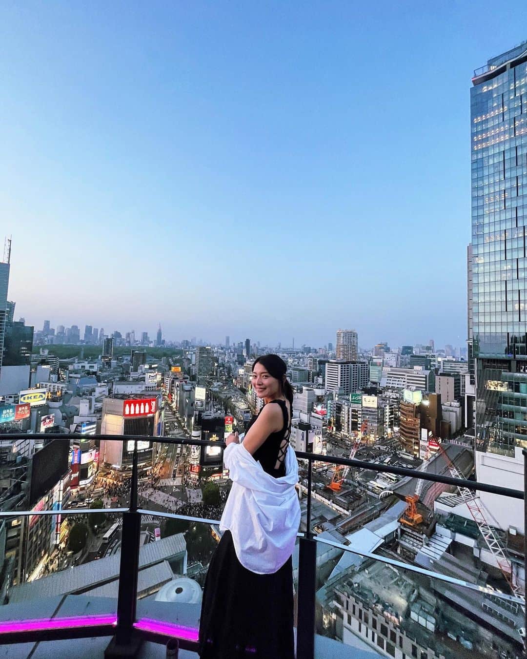 伊藤しほ乃のインスタグラム：「shibuya view🏙️🌇  日が沈む前に行くの最高だった🤍  ご飯もドリンクもめちゃうまだったよ🤤 @celavitokyo   たまにはこーゆうところもいいねぇ✨ テンション上がった😆  #shibuya #tokyofood #shibuyacafe」
