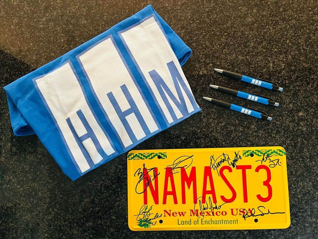 パトリック・ファビアンのインスタグラム：「#BetterCallSaul Swag for a Great Cause…. #JohnRitterFoundation 💙💙💙 @johnritterfoundation   - Cast Signed NAMASTE plate - HHM Shirt - HHM Pens  Link 👇 https://onecau.se/_32yw21  Or through @johnritterfoundation bio   🙏💙  @yasbekamy  @jason_ritter  @bettercallsaulamc」