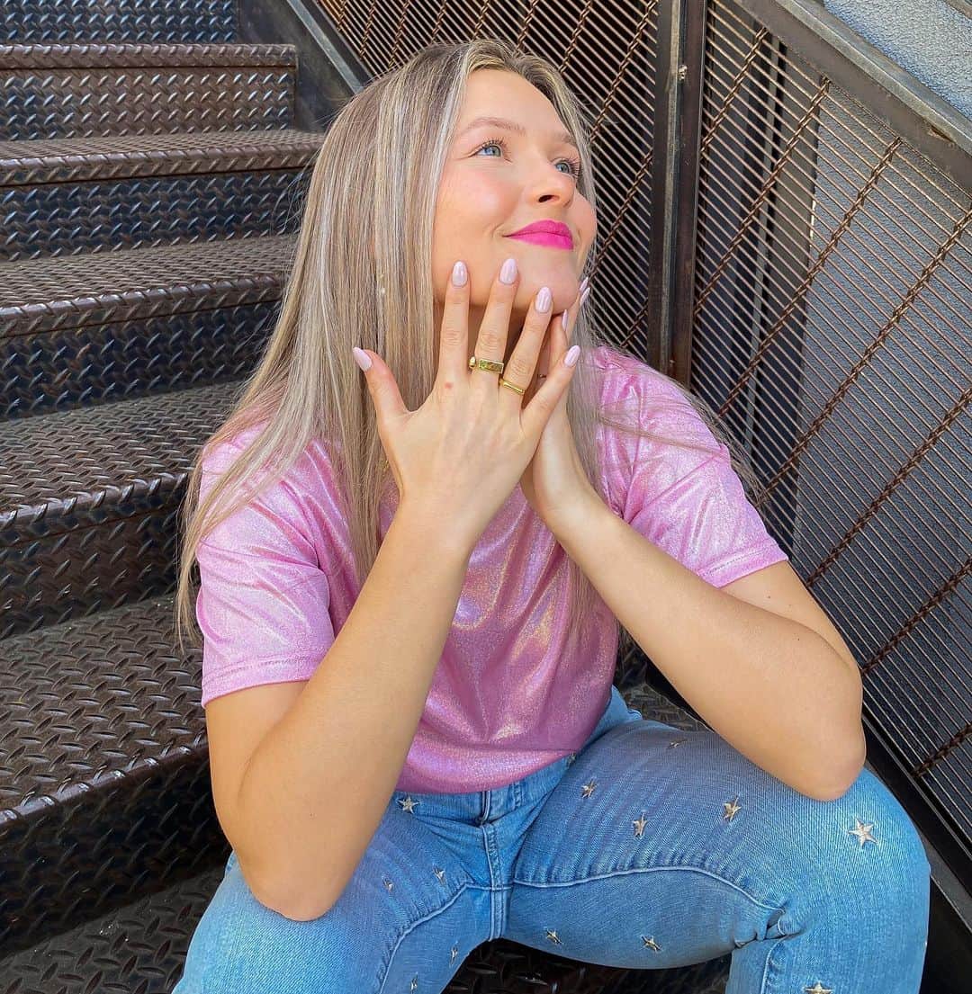 American Idolのインスタグラム：「Dreaming of making the Top 10 🤩💅 Our Idols need your votes again Sunday + Monday!!」