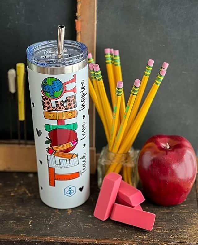 HGTVのインスタグラム：「Spoil some of the most important people in your child’s life - their teachers - with these thoughtful and practical gift ideas from self-care and nutrition to personalized accessories. ⁠ ⁠ Click the link in our bio for 40 gift ideas your child’s teachers will be sure to love. 📓✏️⁠ ⁠ #HGTVShopping」