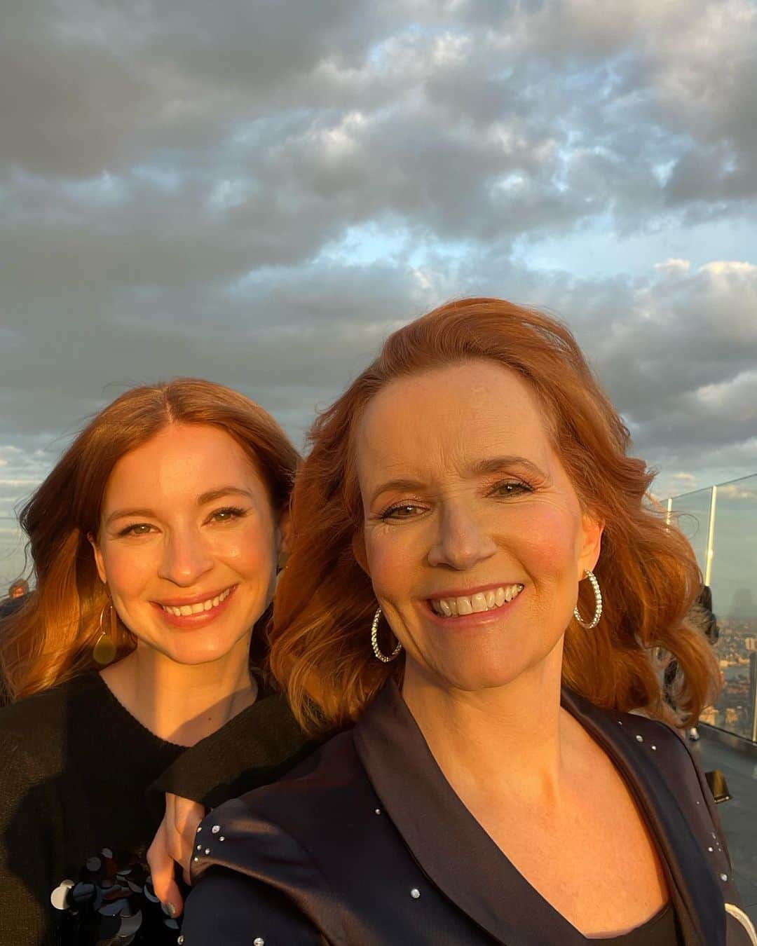 リー・トンプソンさんのインスタグラム写真 - (リー・トンプソンInstagram)「On top of the world with my pal @staceyfarber for a secret event! Exciting #spencersisters news soon. #hudsonyards #crazyviews #nyc love you guys.」4月29日 6時12分 - lea_thompson