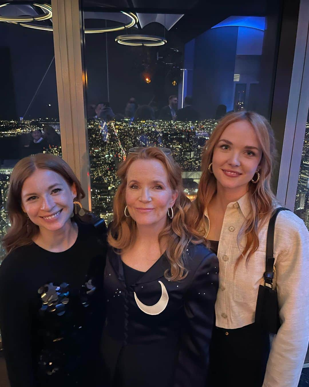 リー・トンプソンさんのインスタグラム写真 - (リー・トンプソンInstagram)「On top of the world with my pal @staceyfarber for a secret event! Exciting #spencersisters news soon. #hudsonyards #crazyviews #nyc love you guys.」4月29日 6時12分 - lea_thompson