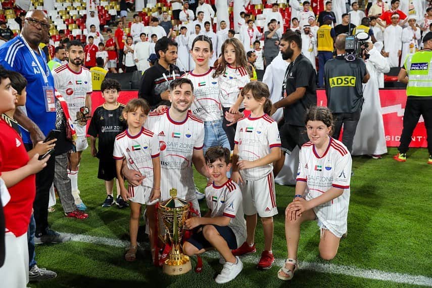 コスタス・マノラスのインスタグラム：「One more cup !! Well deserved !! Respect for @sharjahfc !!❤️❤️❤️」