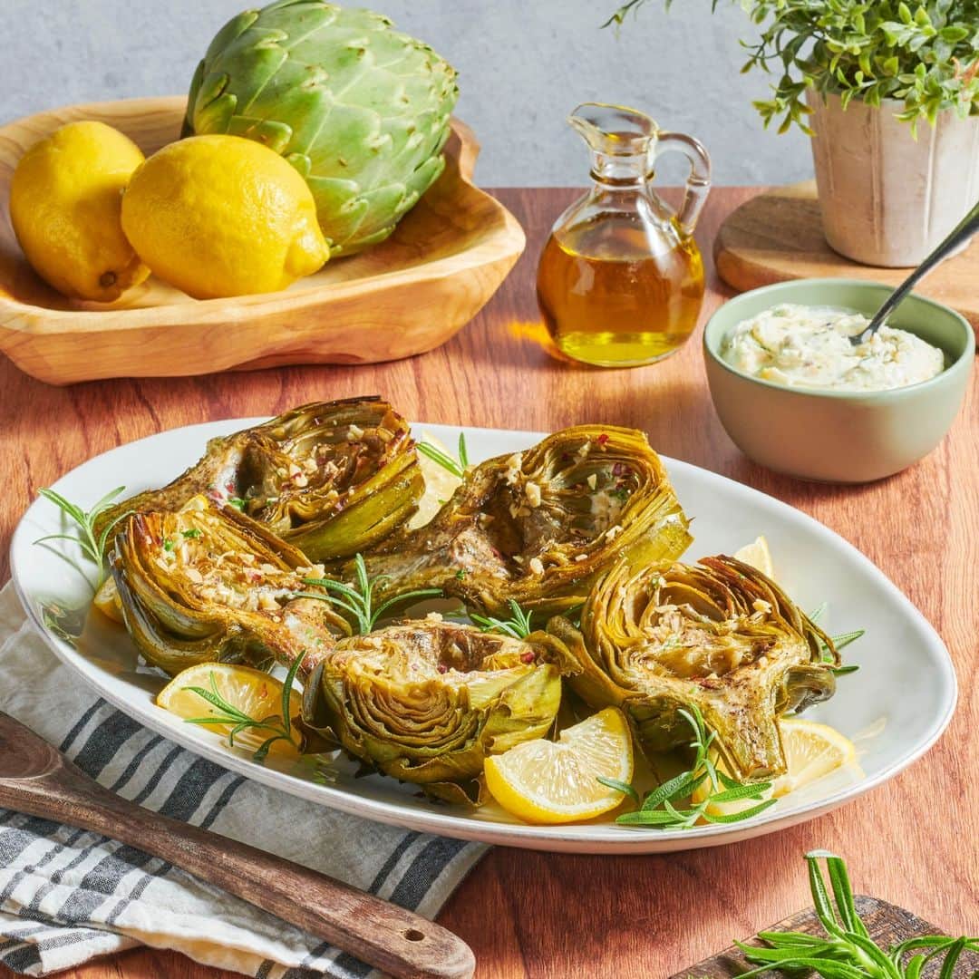 Lee Kum Kee USA（李錦記）のインスタグラム：「🧄🌟 Calling out all the garlic lovers! 🌟🧄 Reach for Lee Kum Kee Minced Garlic and savor the rich flavors with these Roasted Artichokes with Garlic Butter. 😋   With a crispy outer layer and a tender center, these artichokes are perfect for any occasion!」
